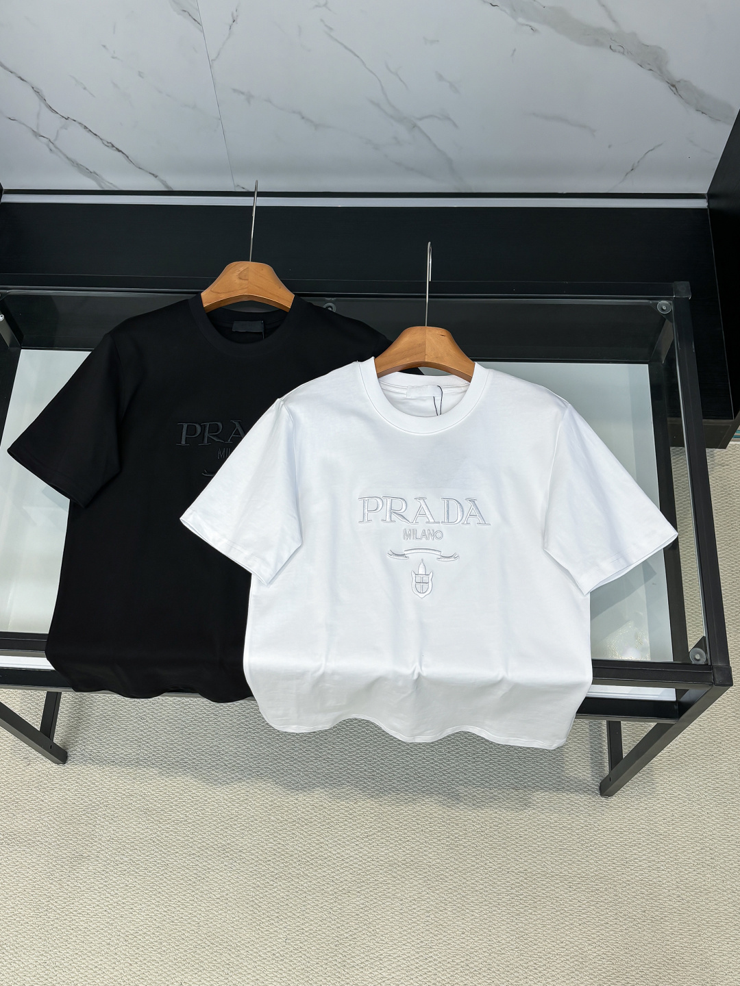 NO:728184,Supporting Pra spring and summer classic letter embroidered short-sleeved T-shirts after the new year, the minimalist basic style design carries a simple and gorgeous style, expressing the brand's attitude and pursuit of reinterpreting basic items and giving them novel connotations. Customized fabrics; black and white, size S-2XL, prada, T-shirt, tees, t-shirt,19860909支持年后Pra春夏经典字母刺绣短袖T恤,极简基础款风格设计承载简约华美格调,表达品牌重释基础单品并赋予新颖内涵的态度与追求.定制面料；黑色 白色 码数S-2XL,,prada,T-shirt,tees，t-shirt,,Men's clothing