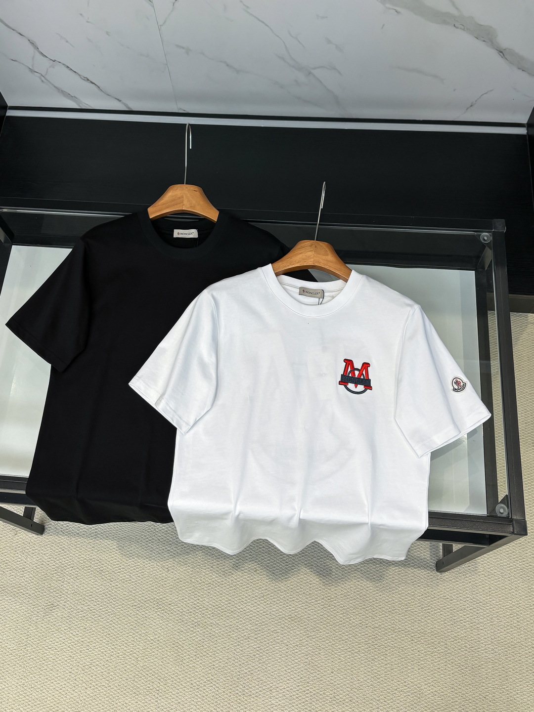 NO:728156,Support the latest Moncl 2026ss spring and summer trade order short-sleeved T-shirts for men and women after the new year, all in good condition!  !  Internet celebrity model!  The upper body is comfortable and breathable, not stiff, and the overall body has a rich three-dimensional feel. It is a quality export order and is customized with exclusive pure cotton fabric tailoring to meet the simple needs of commuters. The upper body effect is very good, slimming, and not picky about the figure. The fabric workmanship... is impeccable. Only good craftsmanship and good fabrics can make you wear a good taste. It is a must-have item for everyone!  Size S-2XL,,T-shirt,tees,t-shirt,19860909支持年后Moncl 2026ss春夏最新男女同款贸易订单短袖T恤,全品相！！网红款！上身舒适透气,不僵硬,整体有着丰富的立体感,品质出口订单,定制专属纯棉面料剪裁,满足通勤人们对于着装的简约需求,上身效果很好,显瘦,不挑剔身材.面料做工....无可挑剔,好工艺好面料才能穿出好品味一款,人手必备单品！尺码S-2XL,,T-shirt,tees，t-shirt,,Men's clothing