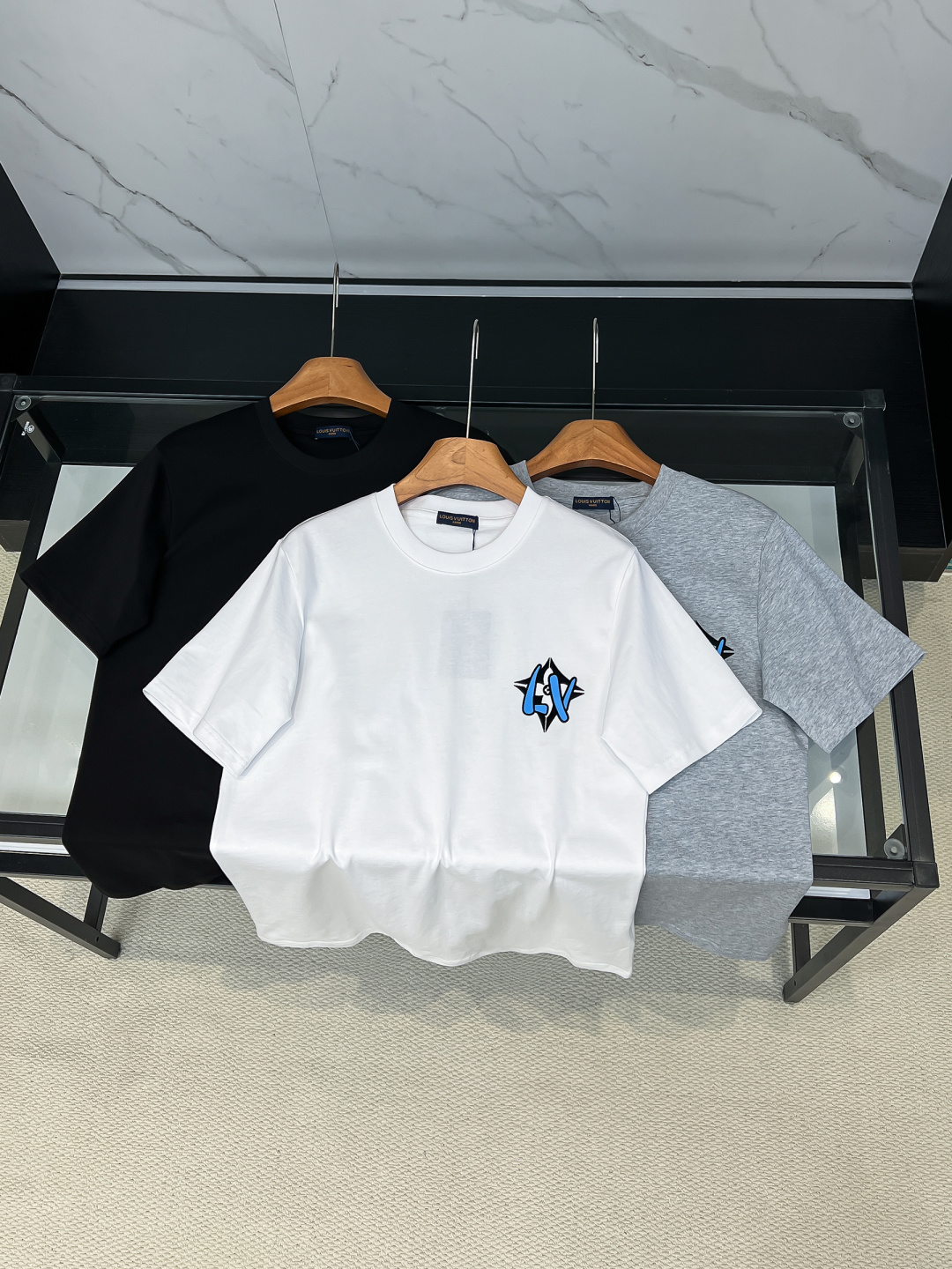 NO:728194,Support the 2026SS new products after the year, donkey brand lv men's new round neck short sleeves, Hong Kong foreign company channel products, high-end high-end products, high-end luxury platinum-level single products, new official products in 26 years, limited sales in Europe!  The vision is quite elegant and fashionable, the recognition is quite distinct, retro and fashionable, very refined and high-end, perfectly flaunting the brand identity, and full of charm. From the main fabric to the detailed craftsmanship, everything shows the ingenuity of fashion, interpreting the essence of fashion to the extreme!  We provide customers with high-grade imported custom-woven fabrics for ready-made garments, which have perfect combination of comfort and breathability. The tactile experience is self-evident, and you can enjoy the ultimate luxury!  Familiar color matching, excellent compatibility, full of luxury and temperament on the upper body, full of style. Sizes S-2XL (the higher version has a turtle back on the back), louis vuitton, louis vuitton, T-shirt,19860909支持年后2026SS新品驴牌lv男士新款圆领短袖,香港洋行渠道货,重磅高端臻品,高奢品鉴白金级单品,26年官柜新品,欧洲区域限量售卖款！视觉相当雅致时髦,辨识度颇为鲜明,复古且时髦,非常精致而高级,完美标榜了品牌身份,细品韵味十足,从主体面料到细节工艺,无一不彰显时装的匠心所在,将时装的精髓阐释到极致！客供高级进口成衣定织面料,舒适性与透气性完美兼备,触感体验不言而喻,奢华极致享受！轻熟的配色,兼容性优越,上身满满的奢贵感和气质感,型款十足.尺码S-2XL（高版本背后有龟背）,,louis vuitton,louis vuitton,T-shirt,,Men's clothing