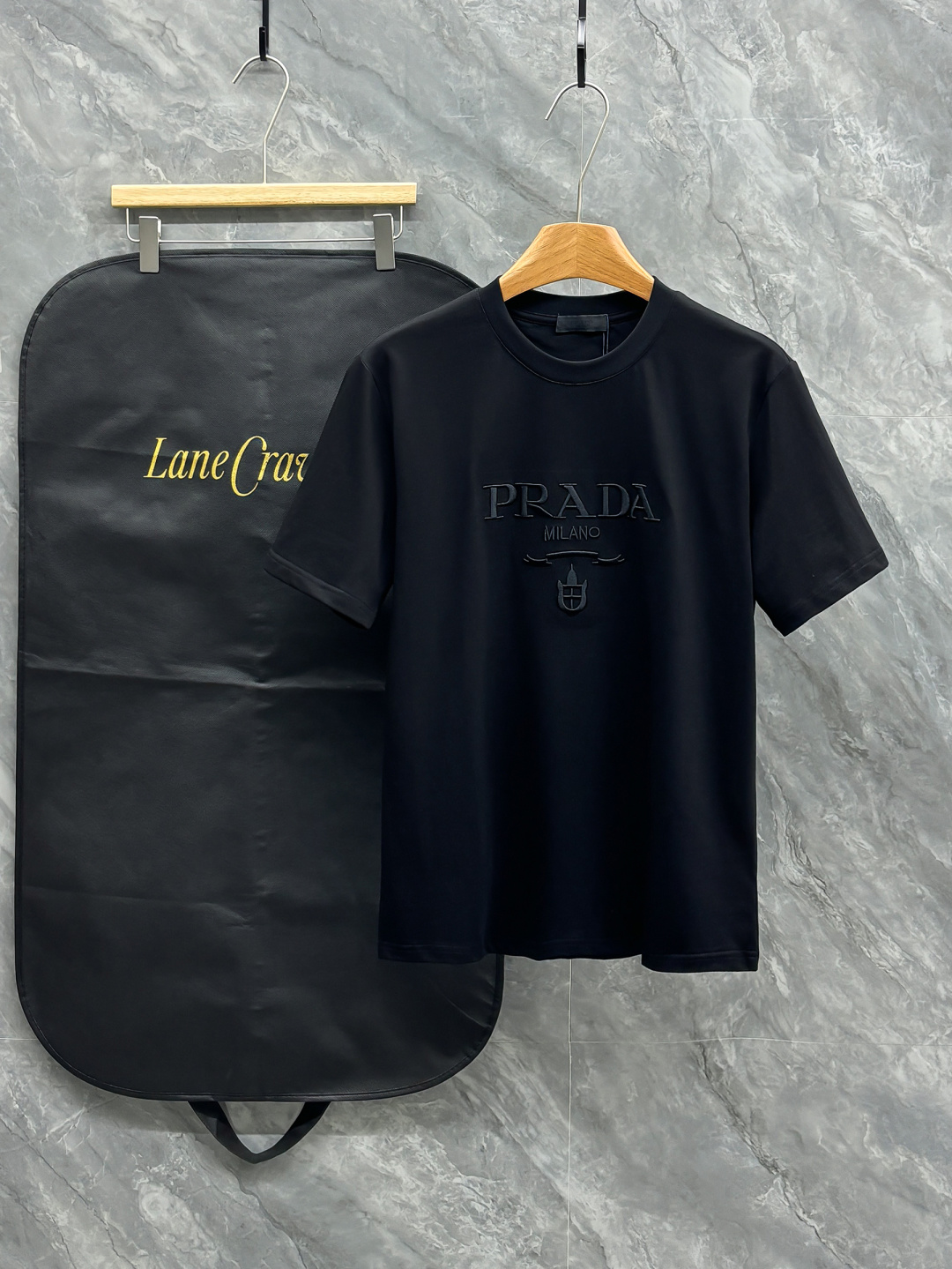 NO:758691,Pra spring and summer classic letter embroidered short-sleeved T-shirt, minimalist basic style design carries simple and gorgeous style, expressing the brand's attitude and pursuit of reinterpreting basic items and giving them novel connotations. Customized fabrics; black and white, size S-2XL, prada, T-shirt, tees, t-shirt,19860909Pra春夏经典字母刺绣短袖T恤,极简基础款风格设计承载简约华美格调,表达品牌重释基础单品并赋予新颖内涵的态度与追求.定制面料；黑色 白色 码数S-2XL,,prada,T-shirt,tees，t-shirt,,Men's clothing