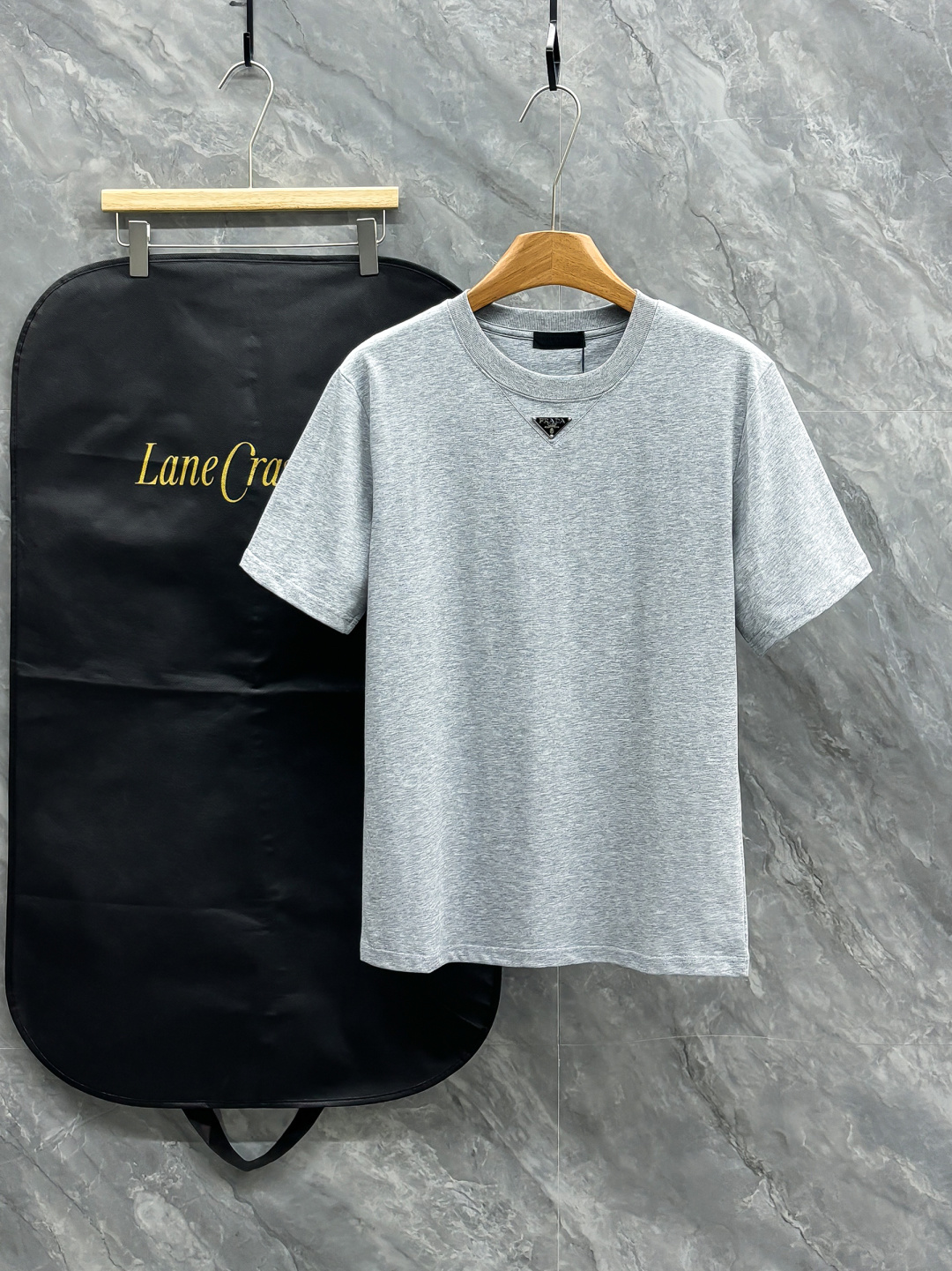 NO:758698,Prada 26ss spring and summer new classic logo coated enamel metal triangle logo short-sleeved T-shirt, decorated with the brand's classic iconic triangle metal logo on the front and chest, very recognizable, evergreen style, minimalist and versatile, the upper body is comfortable and breathable, soft, delicate and micro-elastic, high-quality fabric; color black, white, size S-2XL (higher version has turtleback on the back),, prada, T-shirt, tees, t-shirt,19860909Prada 26ss春夏新品经典标识涂珐琅金属三角形徽标短袖T恤,正面胸前饰有品牌经典标志性三角形金属标点缀超有辨识度,常青款、极简百搭,上身舒适透气、柔软细腻微弹、高品质面料； 颜色黑色、白色 尺码S-2XL（高版本背后有龟背）,,prada,T-shirt,tees，t-shirt,,Men's clothing