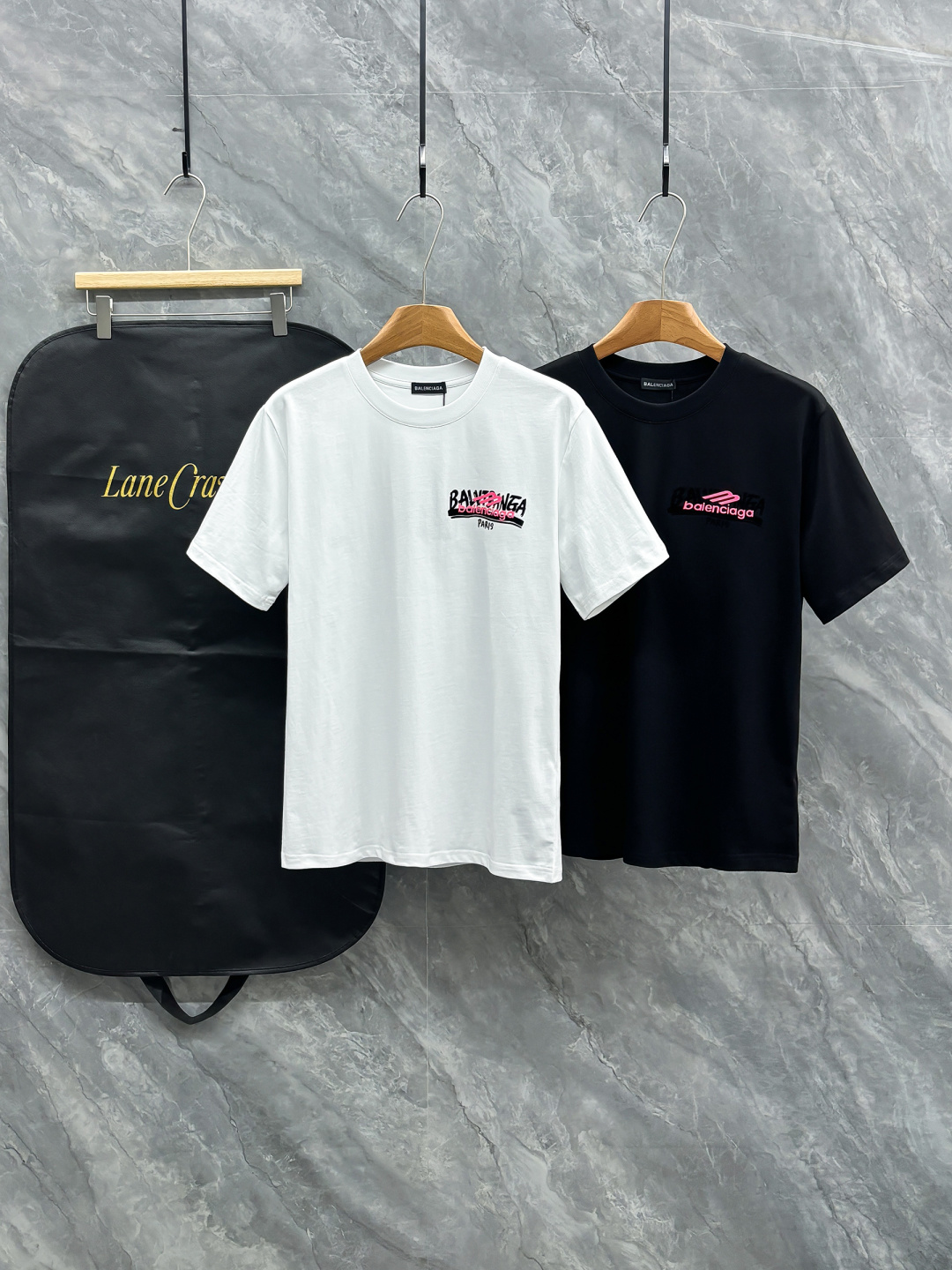 NO:758706,bal*enc*ia*ga Paris' new short-sleeved T-shirt, pure cotton fabric, simple, fashionable and exquisite, versatile for all ages, comfortable and refreshing color matching, skin-friendly, delicate and soft, same style for men and women.. Color black/white//Size S-2XL,, T-shirt, tees, t-shirt,19860909bal*enc*ia*ga巴黎新款短袖T恤, 纯棉面料,简约时尚精致,减龄百搭,色彩搭配舒适清爽, 亲肤细腻柔软, 男女同款..  颜色黑/白//尺码S-2XL,,T-shirt,tees，t-shirt,,Men's clothing