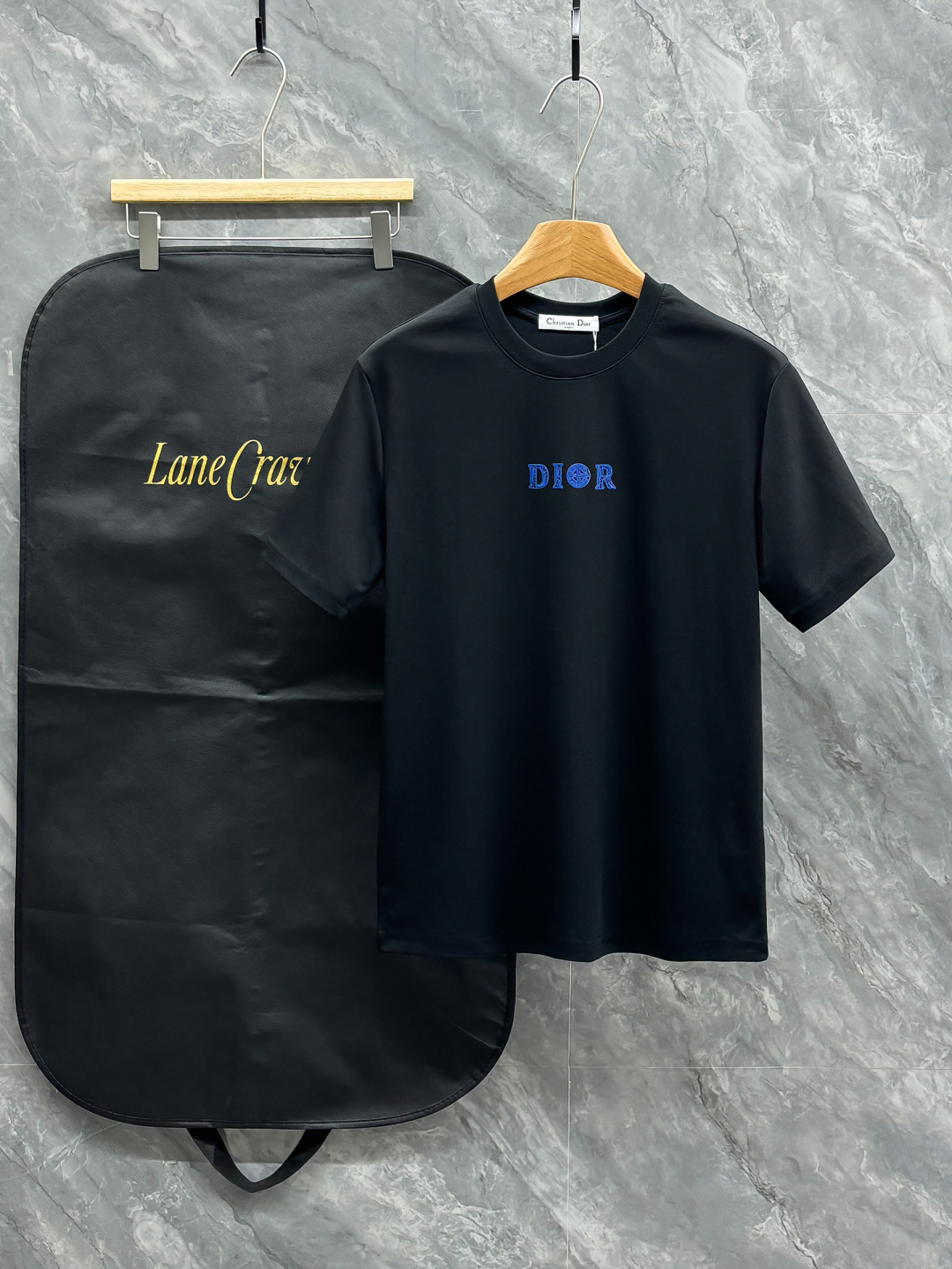 NO:758714,Dior Dior 2026ss new spring and summer new debut counter latest short-sleeved round neck T-shirt high-end custom design avant-garde fashion!  Soft to the touch. Comfortable to wear. Exquisite counter-level stitching. Exquisite workmanship. The upper body effect is incomparably handsome!  A must-have item for a stylish man!  Color Black White Size S-2XL,,dior,dior,T-shirt,tees,t-shirt,19860909Dior迪奥 2026ss 春夏新款首发专柜最新款短袖圆领T恤 高端订制 设计前卫时尚！手感柔软.穿着舒适.专柜级别精致车线.做工精细.上身效果无敌帅气！型男必备单品！ 颜色黑色 白色 码数S-2XL,,dior,dior,T-shirt,tees，t-shirt,,Men's clothing