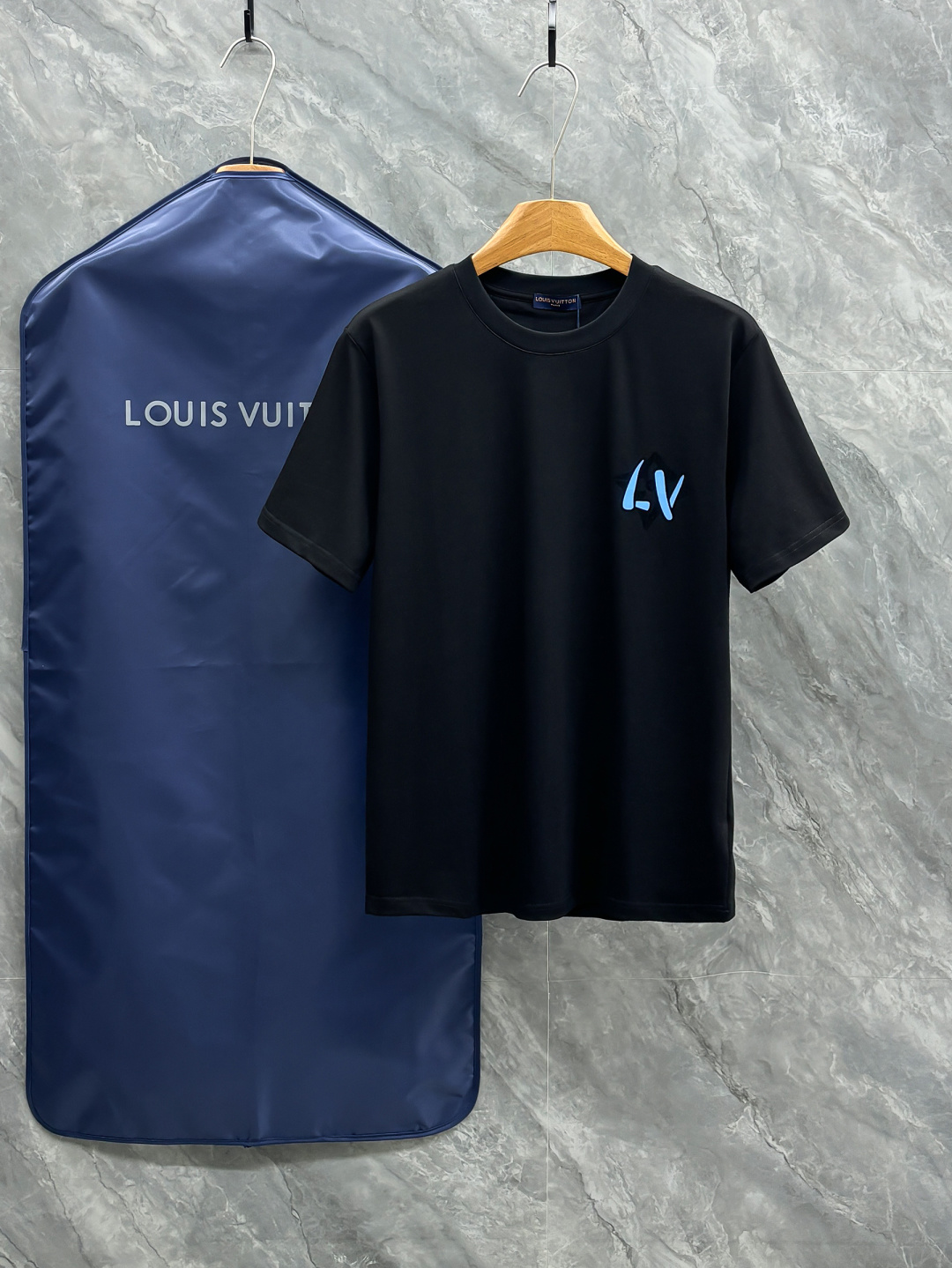 NO:758677,2026SS new donkey brand lv men's new round neck short sleeves, Hong Kong foreign company channel goods, heavy high-end products, high luxury platinum level single products, 26 years of official counter new products, limited sales in Europe!  The vision is quite elegant and fashionable, the recognition is quite distinct, retro and fashionable, very refined and high-end, perfectly flaunting the brand identity, and full of charm. From the main fabric to the detailed craftsmanship, everything shows the ingenuity of fashion, interpreting the essence of fashion to the extreme!  We provide customers with high-grade imported ready-made custom-woven fabrics, which have perfect comfort and breathability. The tactile experience is self-evident, and you can enjoy the ultimate luxury!  Familiar color matching, excellent compatibility, full of luxury and temperament on the upper body, full of style. Sizes S-2XL (the higher version has a turtle back on the back), louis vuitton, louis vuitton, T-shirt,198609092026SS新品驴牌lv男士新款圆领短袖,香港洋行渠道货,重磅高端臻品,高奢品鉴白金级单品,26年官柜新品,欧洲区域限量售卖款！视觉相当雅致时髦,辨识度颇为鲜明,复古且时髦,非常精致而高级,完美标榜了品牌身份,细品韵味十足,从主体面料到细节工艺,无一不彰显时装的匠心所在,将时装的精髓阐释到极致！客供高级进口成衣定织面料,舒适性与透气性完美兼备,触感体验不言而喻,奢华极致享受！轻熟的配色,兼容性优越,上身满满的奢贵感和气质感,型款十足.尺码S-2XL（高版本背后有龟背）,,louis vuitton,louis vuitton,T-shirt,,Men's clothing