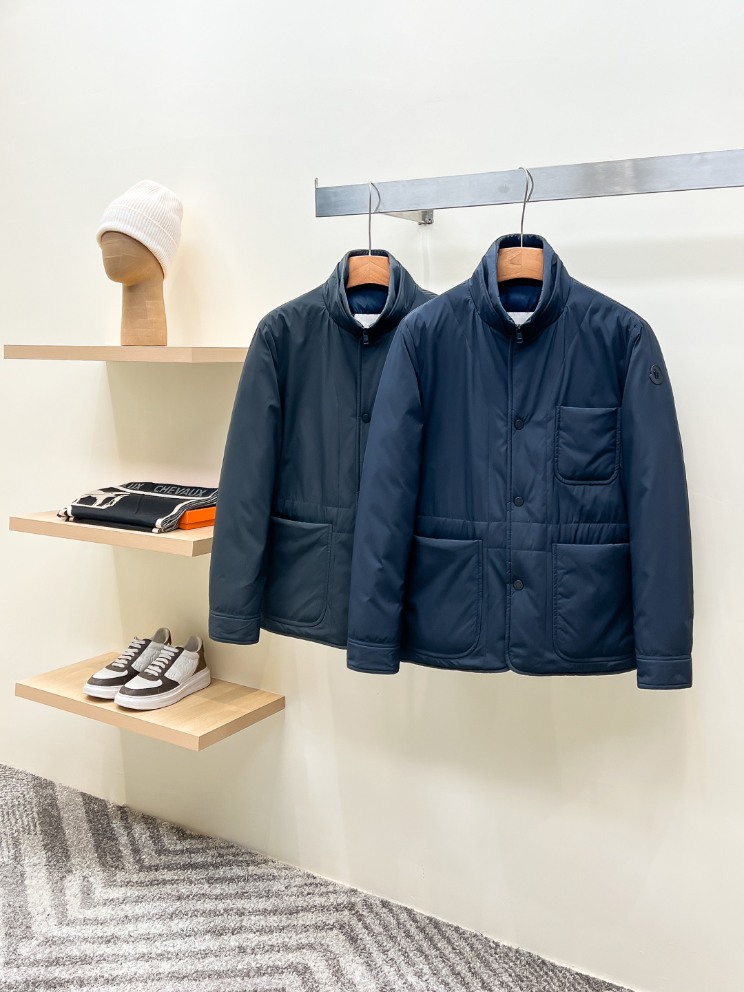 NO:728221,Support the launch of MON's new products after the New Year, including two detachable collar business casual jackets and down jackets. The Brieuc jacket demonstrates Moncler's exquisite craftsmanship in fabric technology and practical design.  The exterior is made of Aquaflect fabric, which has excellent functionality and is not only durable but also stable in shape and not easily deformed, ensuring that the jacket can maintain a crisp and stylish appearance under a variety of wearing conditions. The inner collar is specially equipped with a soft knitted lining, which feels delicate and comfortable, bringing a warm wrapping feeling like a turtleneck sweater, which not only improves the comfort of wearing, but also adds a delicate texture level.  The design pays attention to the integration of practicality and details. The jacket is equipped with spacious patch pockets and chest pockets, providing ample storage space for daily carrying of belongings. There are also pockets with snap closures inside, taking into account safety and convenience. The opening and closing method uses a combination of zippers and snaps, making it more flexible to put on and take off according to different needs.  Adjust the degree of sealing. The cuffs are designed to be adjustable, allowing users to fine-tune according to personal preferences or weather changes to enhance the fit and windproof effect. In addition, the jacket is decorated with exquisite leather logos as a finishing touch, inadvertently highlighting the brand's texture, and taking into account functionality, comfort and aesthetic details.  Details Made of Aquaflect fabric. Airsoft lining Knitted collar lining Zip and snap fastening Patch pockets, chest pocket, internal pocket, snap fastening Adjustable cuffs, Leather logo 2597 size data reference: Size 1: Shoulder width 49cm - Chest 114cm - Length 72cm - Sleeve length 64 Size 2: Shoulder width 50cm - Chest 118cm - Length 73cm - Sleeve length 65  Size 3: Shoulder width 51cm - Bust 122cm - Length 75cm - Sleeve length 66 Size 4: Shoulder width 52cm - Bust 126cm - Length 76cm - Sleeve length 67 Size 5: Shoulder width 53cm - Bust 130cm - Length 78cm - Sleeve length 68,,jackets & coats,jackets & coats,sweaters,down jacket,19860909支持年后 MON新品上架,假二件可拆卸领商务休闲夹克款外套羽绒服, Brieuc夹克展现了Moncler在面料科技与实用设计上的精湛工艺. 其外部采用Aquaflect面料制成,这种面料具备出色的功能性,不仅耐用而且形态稳固,不易变形,确保了夹克在多种穿着条件下都能保持挺括有型的外观.内领部分特别搭配了柔软的针织衬里,触感细腻舒适,如同高领毛衣般带来温暖的包裹感,既提升了穿着的舒适度,又增添了细腻的质感层次. 设计上注重实用与细节的融合.夹克设有宽敞的贴袋与胸部口袋,提供充足的储物空间,方便日常携带随身物品.内部还配有带按扣开合的口袋,兼顾了安全性与便捷性.开合方式采用拉链与按扣相结合,使穿脱更为灵活,并能根据不同需求调节密封程度.袖口部分设计为可调节式,让使用者能够根据个人喜好或天气变化进行微调,增强贴合度与防风效果.此外,夹克饰有精致的皮革标识,作为点睛之笔,在不经意间彰显品牌质感,整体兼顾了功能性、舒适度与美学细节. 细节 采用Aquaflect面料制成.Airsoft衬里 针织衣领衬里 拉链和按扣开合 贴袋,胸部口袋,内部口袋,按扣开合 可调节袖口, 皮革标识 2597尺码数据参考: 1码:肩宽49cm-胸围114cm-衣长72cm-袖长64 2码:肩宽50cm-胸围118cm-衣长73cm-袖长65 3码:肩宽51cm-胸围122cm-衣长75cm-袖长66 4码:肩宽52cm-胸围126cm-衣长76cm-袖长67 5码:肩宽53cm-胸围130cm-衣长78cm-袖长68,,jackets & coats,jackets & coats,sweaters,down jacket,,Men's clothing