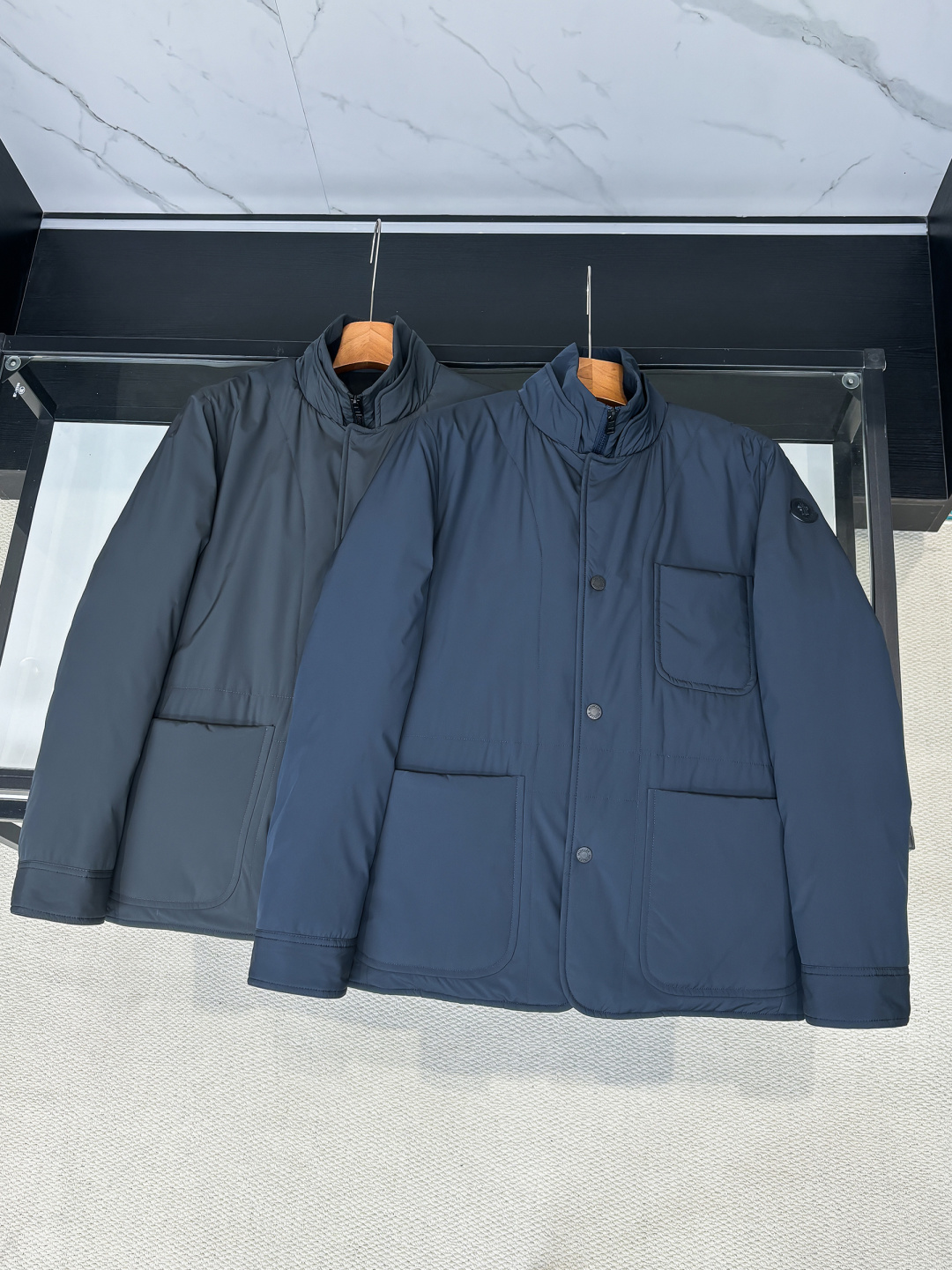 NO:728225,Supporting the launch of MON's new products after the new year, the fake two-piece detachable collar business casual jacket and down jacket, the Brieuc jacket demonstrates Moncler's exquisite craftsmanship in fabric technology and practical design.  The exterior is made of Aquaflect fabric, which has excellent functionality and is not only durable but also stable in shape and not easily deformed, ensuring that the jacket can maintain a crisp and stylish appearance under a variety of wearing conditions. The inner collar is specially equipped with a soft knitted lining, which feels delicate and comfortable, bringing a warm wrapping feeling like a turtleneck sweater, which not only improves the comfort of wearing, but also adds a delicate texture level.  The design pays attention to the integration of practicality and details. The jacket is equipped with spacious patch pockets and chest pockets, providing ample storage space for daily carrying of belongings. There are also pockets with snap closures inside, taking into account safety and convenience. The opening and closing method uses a combination of zippers and snaps, making it more flexible to put on and take off according to different needs.  Adjust the degree of sealing. The cuffs are designed to be adjustable, allowing users to fine-tune according to personal preferences or weather changes to enhance the fit and windproof effect. In addition, the jacket is decorated with exquisite leather logos as a finishing touch, inadvertently highlighting the brand's texture, and taking into account functionality, comfort and aesthetic details.  Details Made of Aquaflect fabric. Airsoft lining Knitted collar lining Zip and snap fastening Patch pockets, chest pocket, internal pocket, snap fastening Adjustable cuffs, Leather logo 2597 size data reference: Size 1: Shoulder width 49cm - Chest 114cm - Length 72cm - Sleeve length 64 Size 2: Shoulder width 50cm - Chest 118cm - Length 73cm - Sleeve length 65  Size 3: Shoulder width 51cm - Bust 122cm - Length 75cm - Sleeve length 66 Size 4: Shoulder width 52cm - Bust 126cm - Length 76cm - Sleeve length 67 Size 5: Shoulder width 53cm - Bust 130cm - Length 78cm - Sleeve length 68,,jackets & coats,jackets & coats,sweaters,down jacket,19860909支持年后MON新品上架,假二件可拆卸领商务休闲夹克款外套羽绒服, Brieuc夹克展现了Moncler在面料科技与实用设计上的精湛工艺. 其外部采用Aquaflect面料制成,这种面料具备出色的功能性,不仅耐用而且形态稳固,不易变形,确保了夹克在多种穿着条件下都能保持挺括有型的外观.内领部分特别搭配了柔软的针织衬里,触感细腻舒适,如同高领毛衣般带来温暖的包裹感,既提升了穿着的舒适度,又增添了细腻的质感层次. 设计上注重实用与细节的融合.夹克设有宽敞的贴袋与胸部口袋,提供充足的储物空间,方便日常携带随身物品.内部还配有带按扣开合的口袋,兼顾了安全性与便捷性.开合方式采用拉链与按扣相结合,使穿脱更为灵活,并能根据不同需求调节密封程度.袖口部分设计为可调节式,让使用者能够根据个人喜好或天气变化进行微调,增强贴合度与防风效果.此外,夹克饰有精致的皮革标识,作为点睛之笔,在不经意间彰显品牌质感,整体兼顾了功能性、舒适度与美学细节. 细节 采用Aquaflect面料制成.Airsoft衬里 针织衣领衬里 拉链和按扣开合 贴袋,胸部口袋,内部口袋,按扣开合 可调节袖口, 皮革标识 2597尺码数据参考: 1码:肩宽49cm-胸围114cm-衣长72cm-袖长64 2码:肩宽50cm-胸围118cm-衣长73cm-袖长65 3码:肩宽51cm-胸围122cm-衣长75cm-袖长66 4码:肩宽52cm-胸围126cm-衣长76cm-袖长67 5码:肩宽53cm-胸围130cm-衣长78cm-袖长68,,jackets & coats,jackets & coats,sweaters,down jacket,,Men's clothing