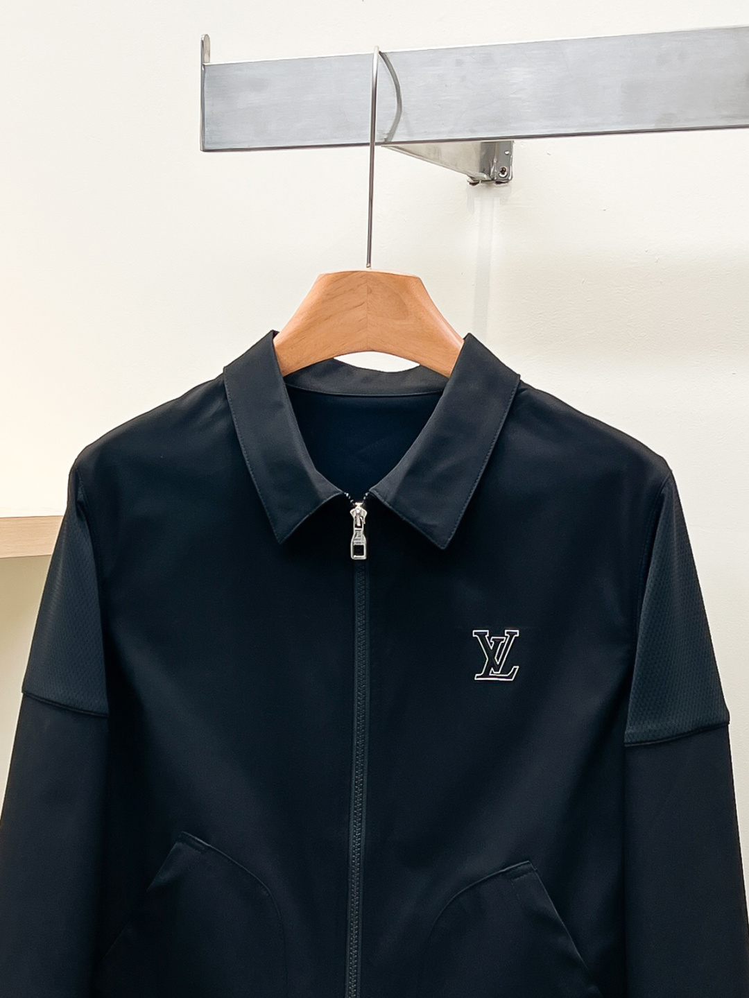 L家开春新款， 经典爆款夹克推荐！男士外套，时尚休闲外套夹克 ，定制面料的质感很高档细腻，档次感强 ，商