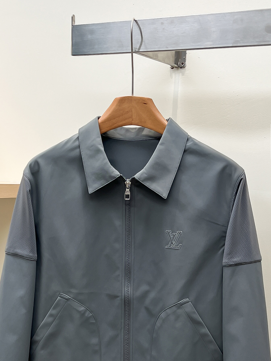 L家开春新款， 经典爆款夹克推荐！男士外套，时尚休闲外套夹克 ，定制面料的质感很高档细腻，档次感强 ，商