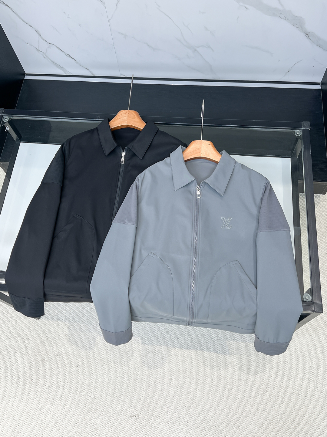 NO:728214,Support the new spring styles of L family after the new year, and recommend the classic popular jackets!  Men's coats, fashionable casual coats and jackets, the texture of the customized fabrics is very high-end and delicate, with a strong sense of class. They are both business and leisure styles. The styles are versatile and suitable for various occasions. Anyone can easily control them!  Size 48-56 Color Gray Black,,louis vuitton,jackets & coats,jackets & coats,19860909支持年后L家开春新款, 经典爆款夹克推荐！男士外套,时尚休闲外套夹克 ,定制面料的质感很高档细腻,档次感强 ,商务休闲兼备款,款式百搭适合各种场合 ,任何人都可以轻松驾驭！ 码数48-56 颜色灰色 黑色,,louis vuitton,jackets & coats,jackets & coats,,Men's clothing