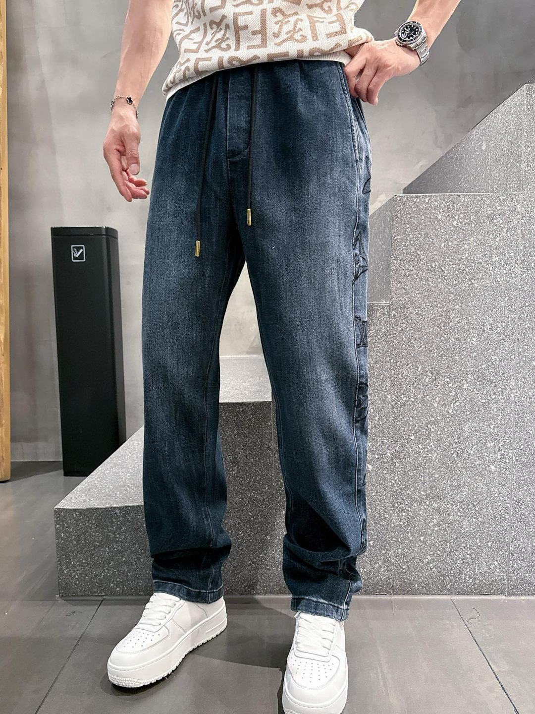 L家高端定制 专柜同步新品👖、外贸原单！重工水洗牛仔裤.品味与价值共享！上身穿着非常舒适.低调不失奢华.