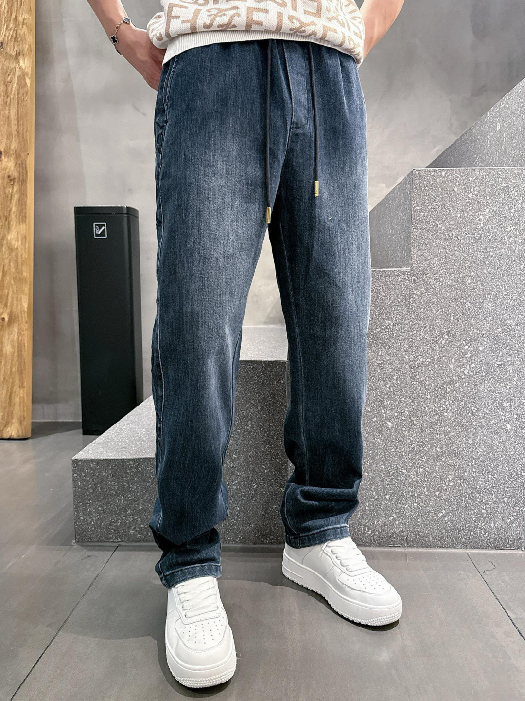 L家高端定制 专柜同步新品👖、外贸原单！重工水洗牛仔裤.品味与价值共享！上身穿着非常舒适.低调不失奢华.