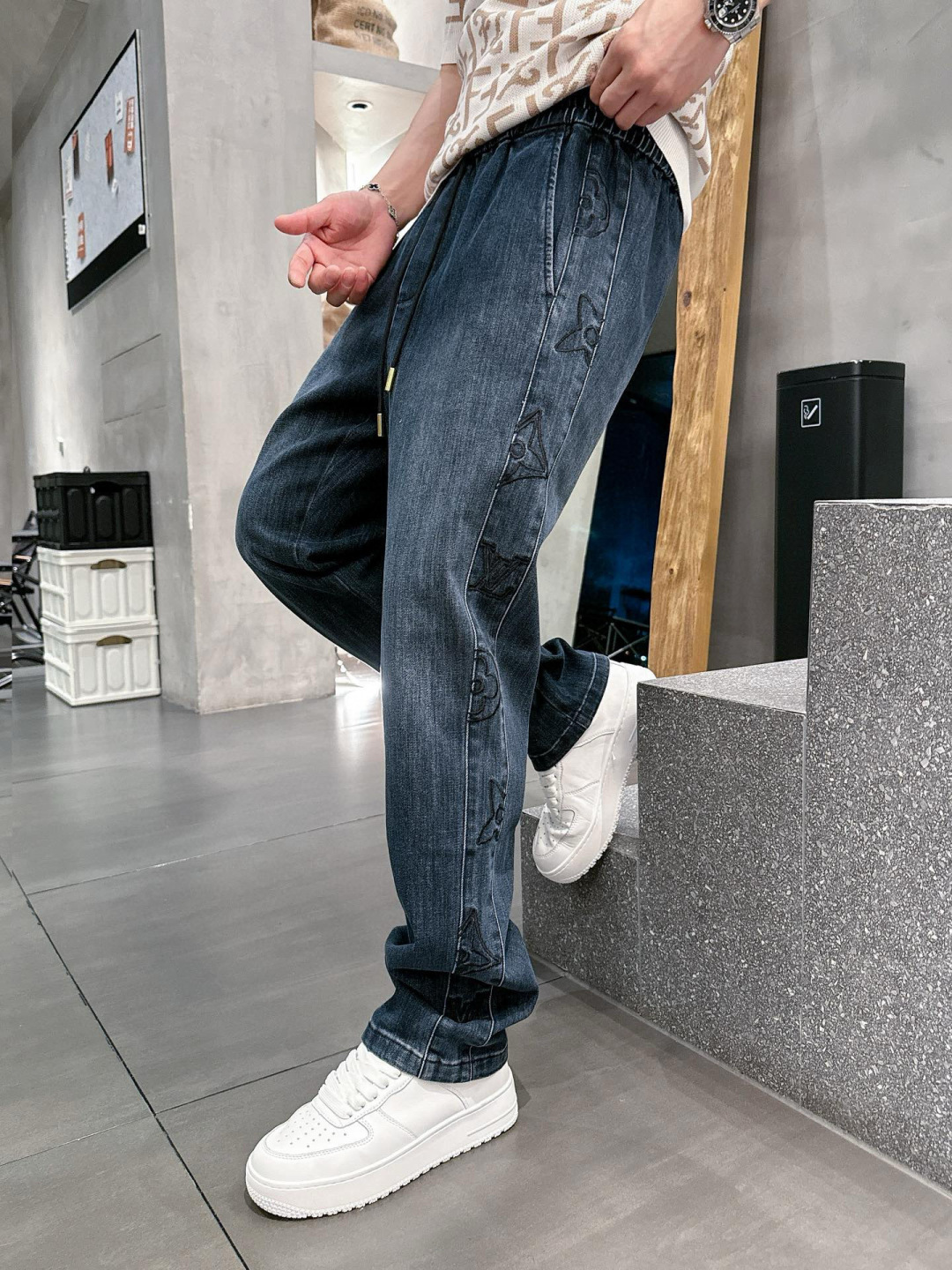 L家高端定制 专柜同步新品👖、外贸原单！重工水洗牛仔裤.品味与价值共享！上身穿着非常舒适.低调不失奢华.