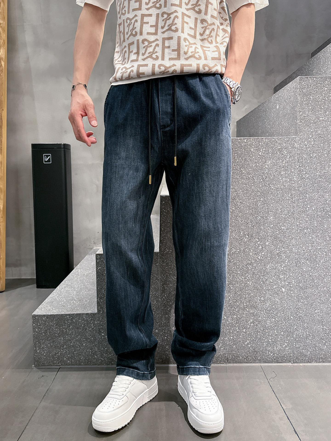 L家高端定制 专柜同步新品👖、外贸原单！重工水洗牛仔裤.品味与价值共享！上身穿着非常舒适.低调不失奢华.