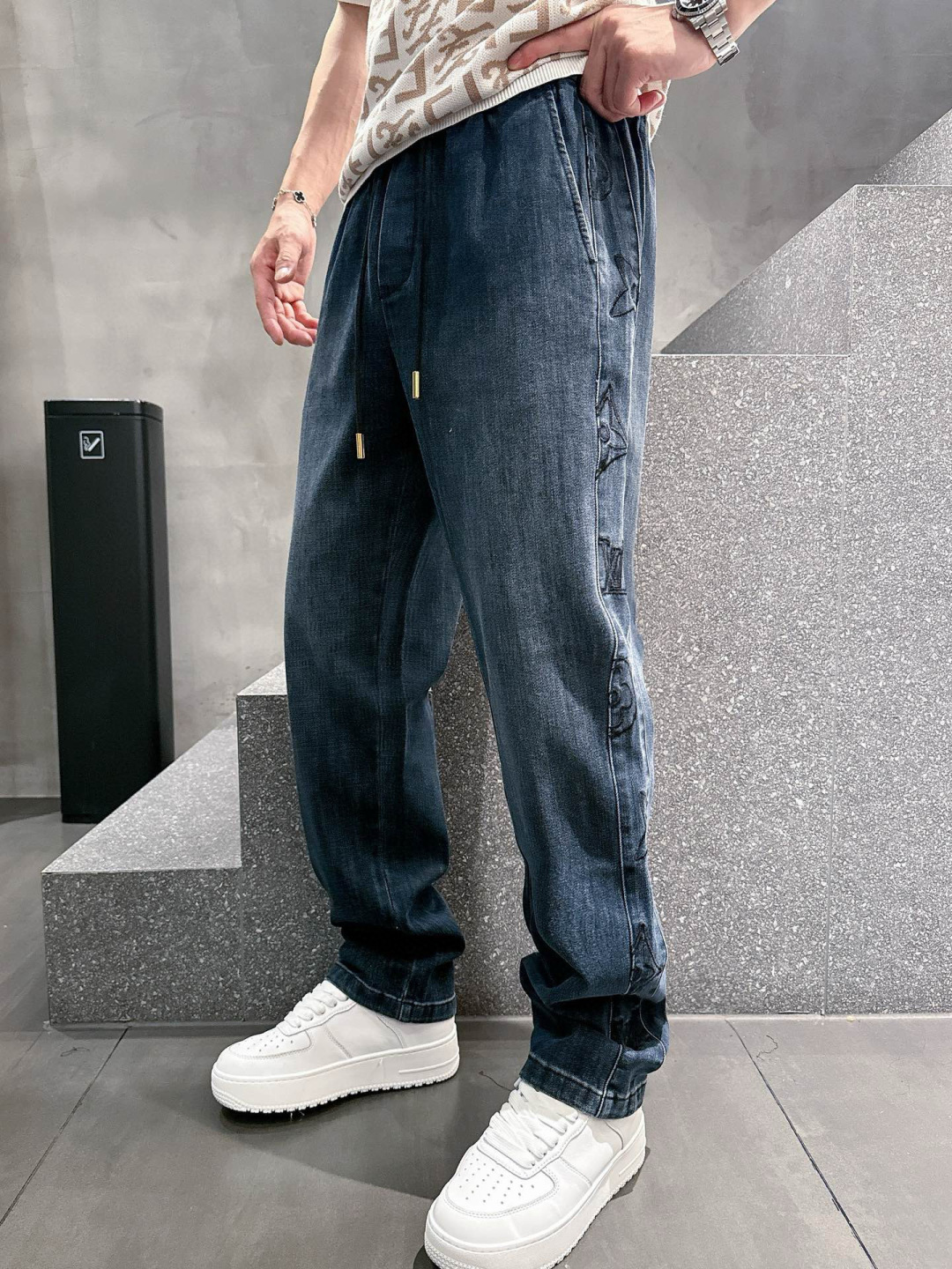 L家高端定制 专柜同步新品👖、外贸原单！重工水洗牛仔裤.品味与价值共享！上身穿着非常舒适.低调不失奢华.