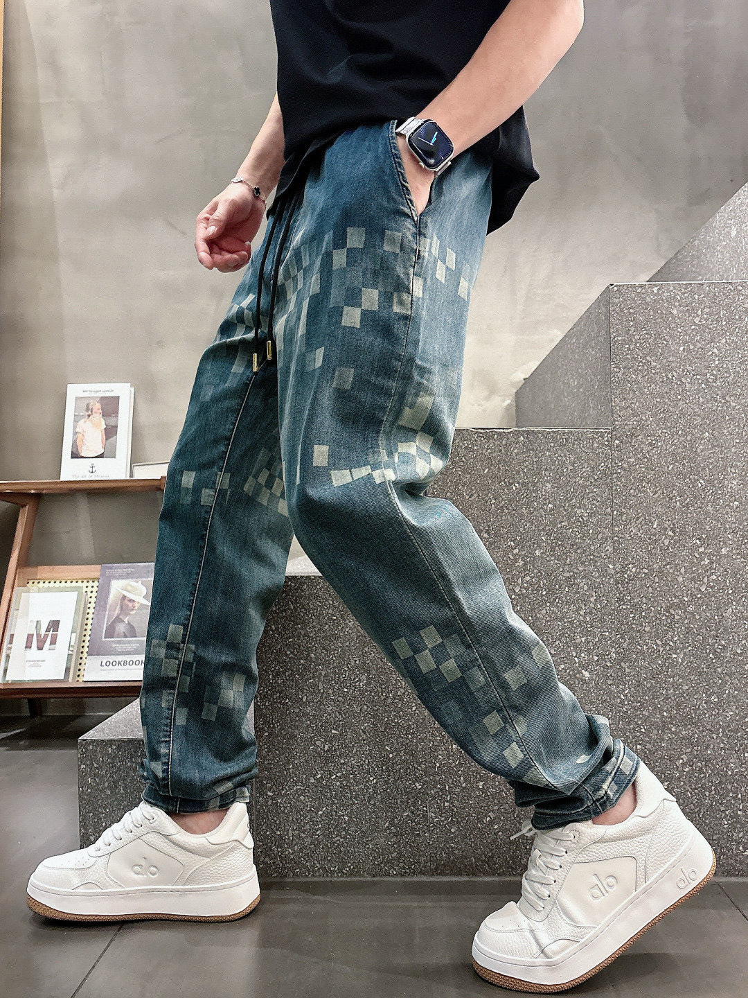 L家棋盘格牛仔裤，时尚界的复古新宠！深浅蓝色交织的棋盘格图案，复古又充满潮流感，牛仔面料质感十足，经典的