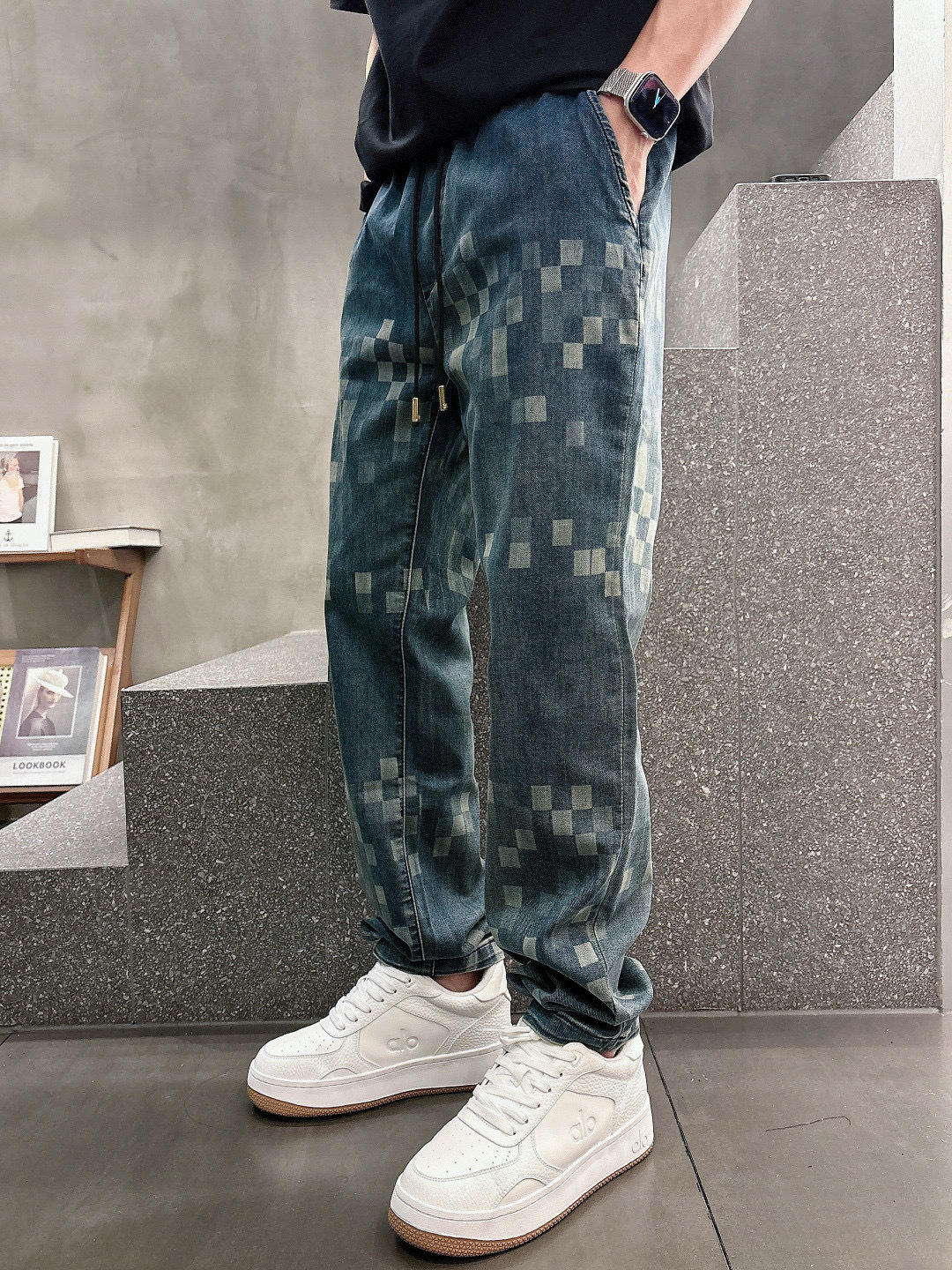 L家棋盘格牛仔裤，时尚界的复古新宠！深浅蓝色交织的棋盘格图案，复古又充满潮流感，牛仔面料质感十足，经典的