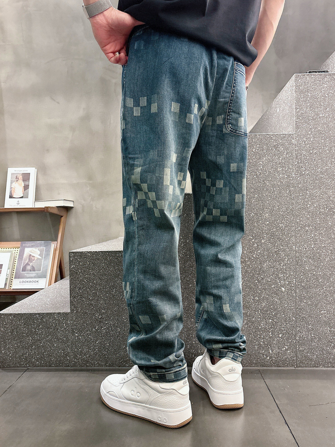 L家棋盘格牛仔裤，时尚界的复古新宠！深浅蓝色交织的棋盘格图案，复古又充满潮流感，牛仔面料质感十足，经典的