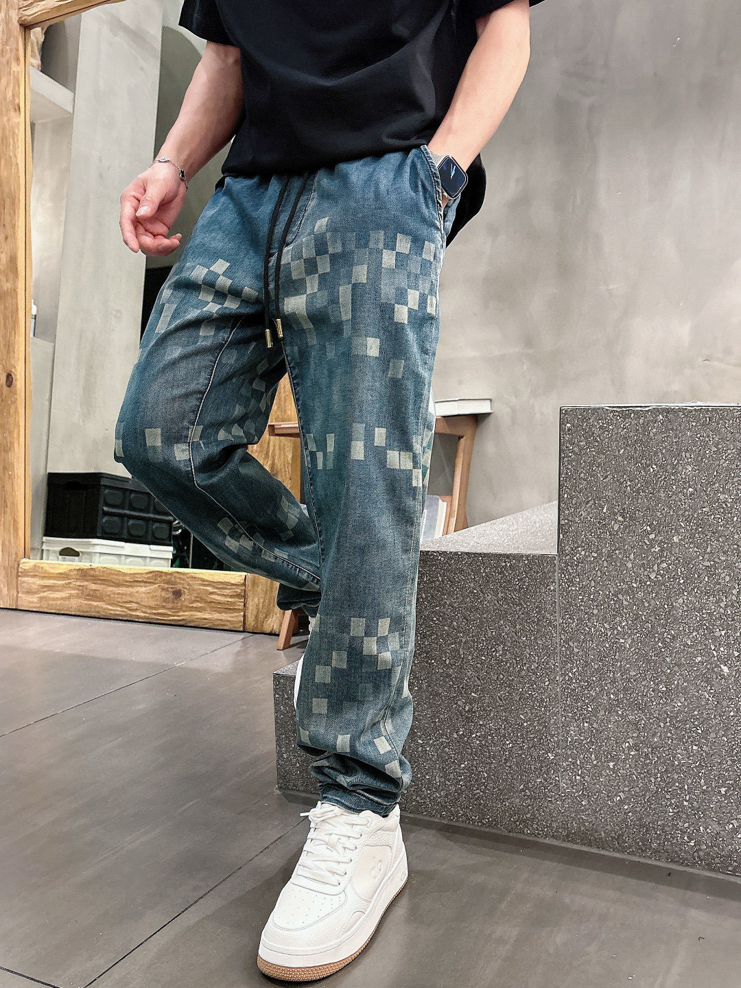 L家棋盘格牛仔裤，时尚界的复古新宠！深浅蓝色交织的棋盘格图案，复古又充满潮流感，牛仔面料质感十足，经典的