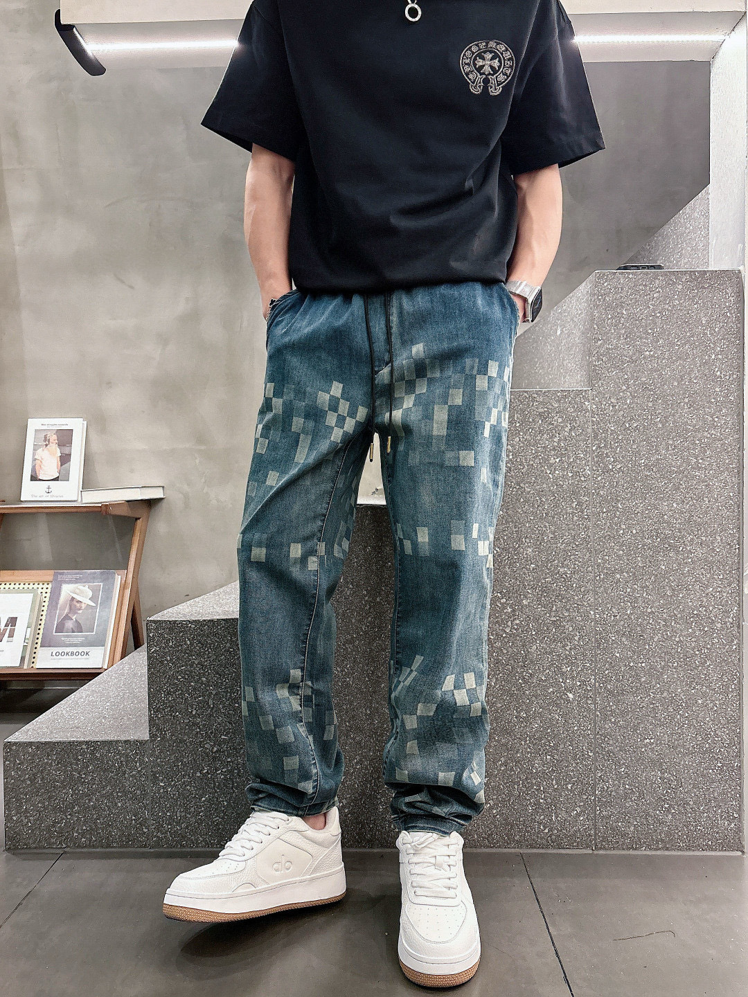 L家棋盘格牛仔裤，时尚界的复古新宠！深浅蓝色交织的棋盘格图案，复古又充满潮流感，牛仔面料质感十足，经典的