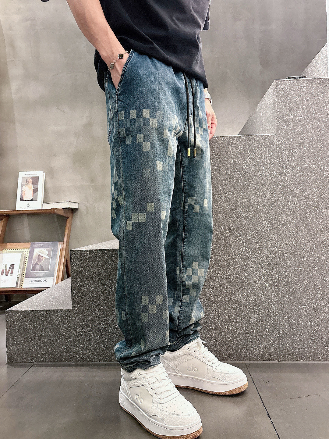 L家棋盘格牛仔裤，时尚界的复古新宠！深浅蓝色交织的棋盘格图案，复古又充满潮流感，牛仔面料质感十足，经典的