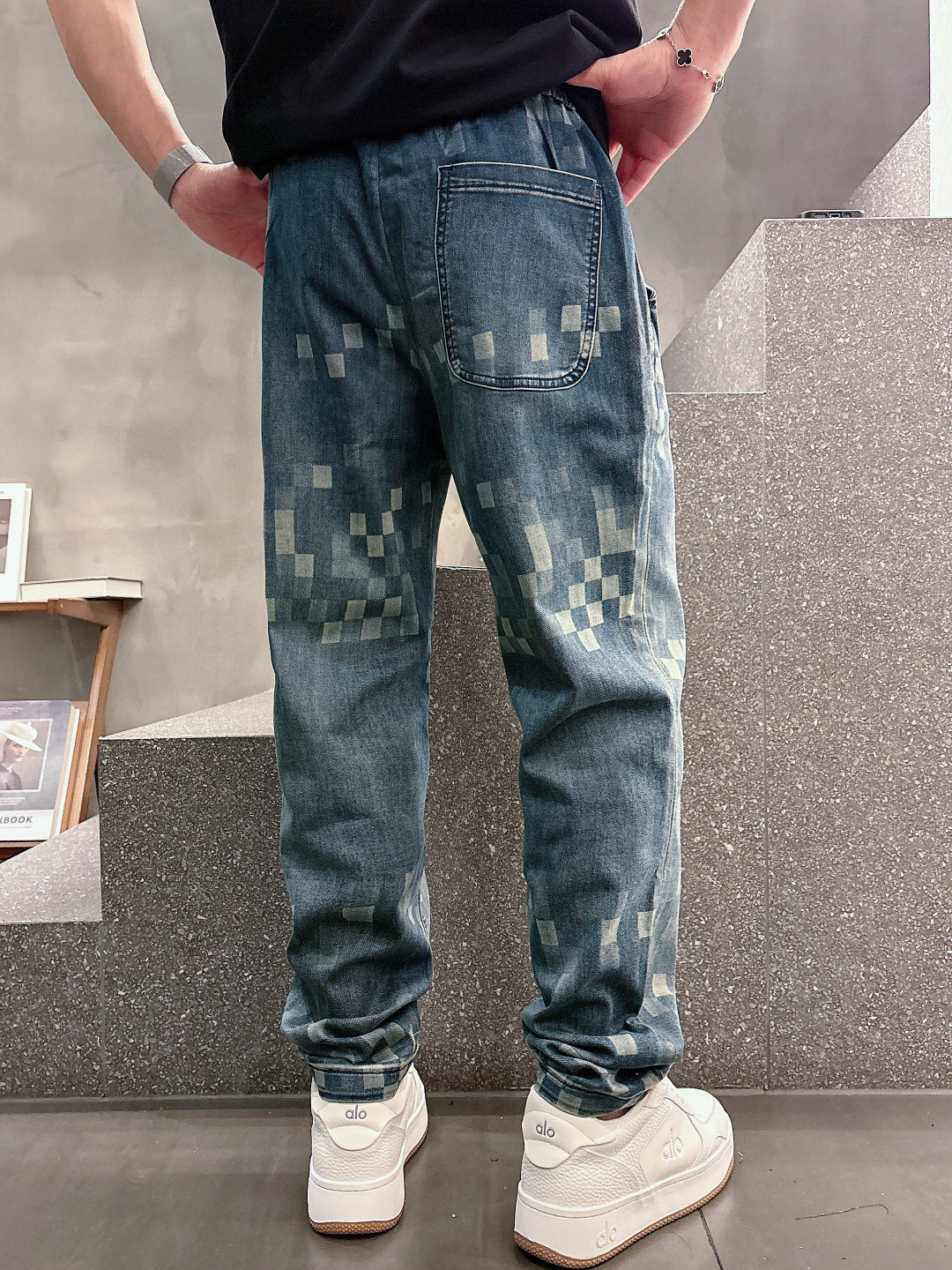 L家棋盘格牛仔裤，时尚界的复古新宠！深浅蓝色交织的棋盘格图案，复古又充满潮流感，牛仔面料质感十足，经典的