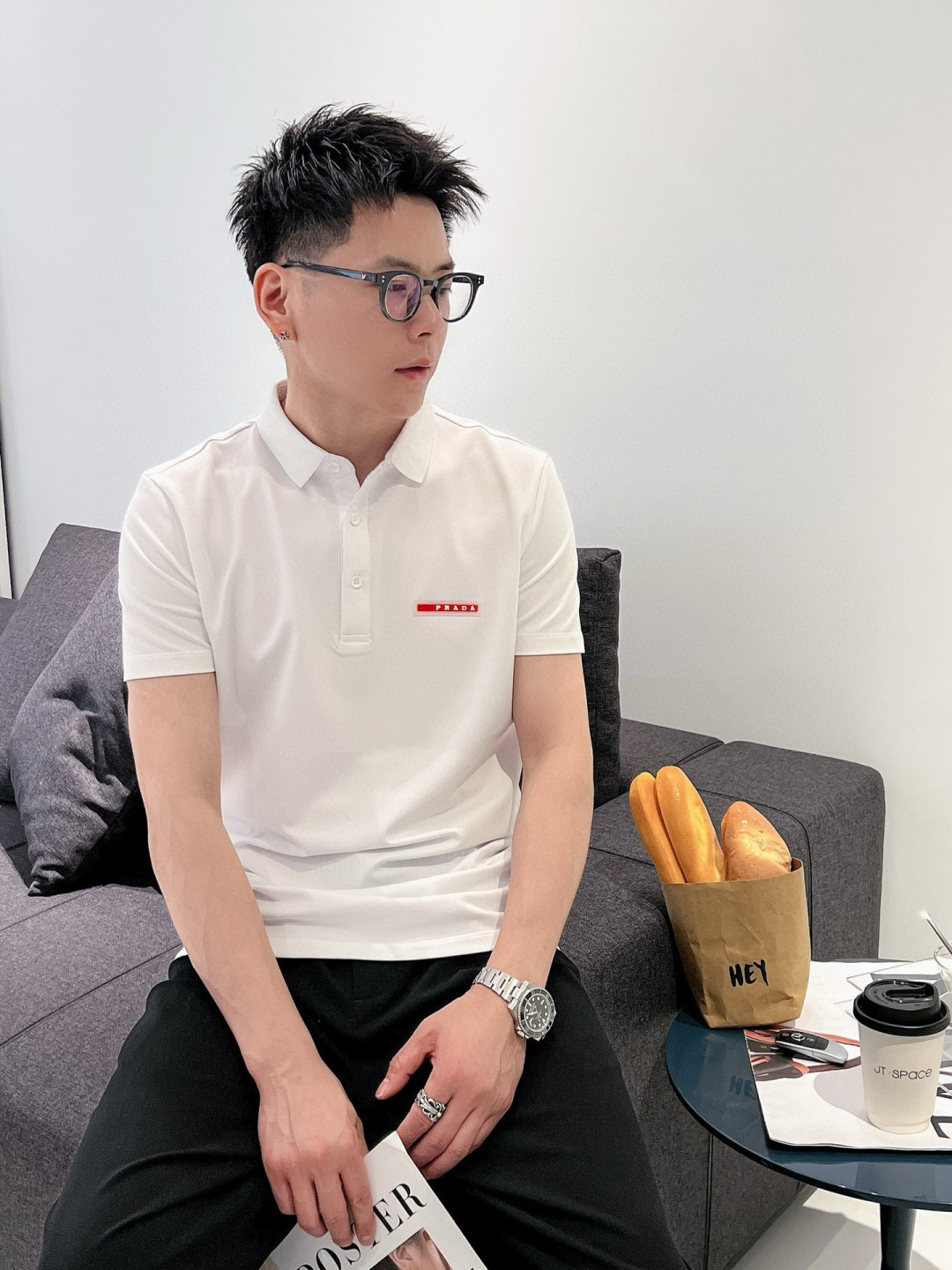 26新品【Prada】黑、白色，来自意大利知名的奢侈品牌。其独特天赋在于对新创意的不懈追求，不仅能够预测