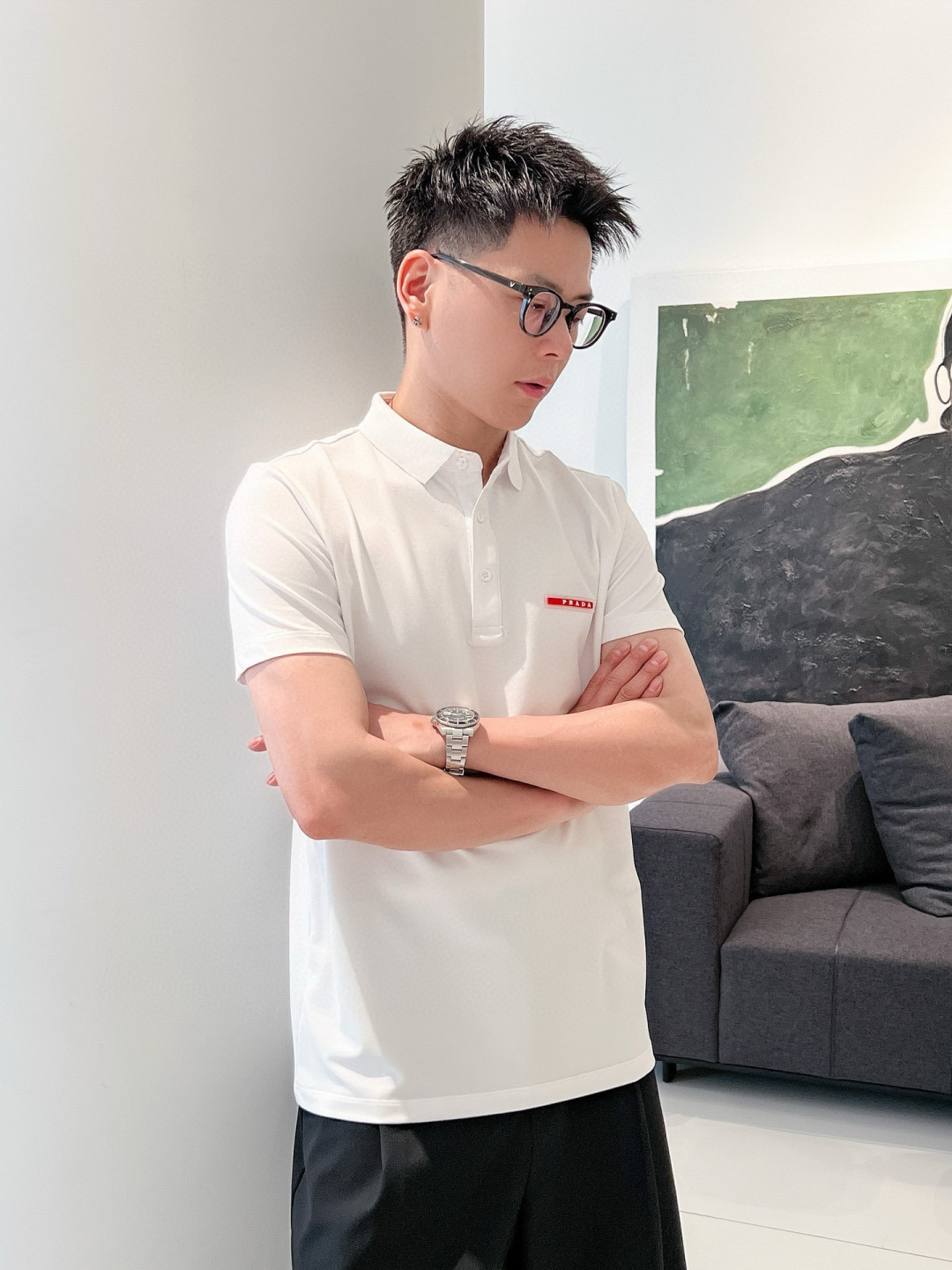 26新品【Prada】黑、白色，来自意大利知名的奢侈品牌。其独特天赋在于对新创意的不懈追求，不仅能够预测