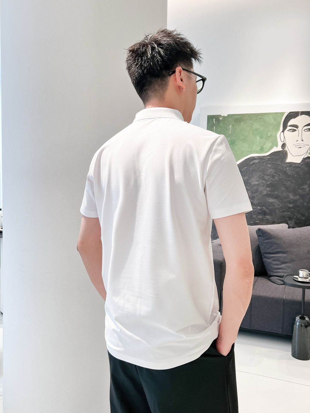 26新品【Prada】黑、白色，来自意大利知名的奢侈品牌。其独特天赋在于对新创意的不懈追求，不仅能够预测