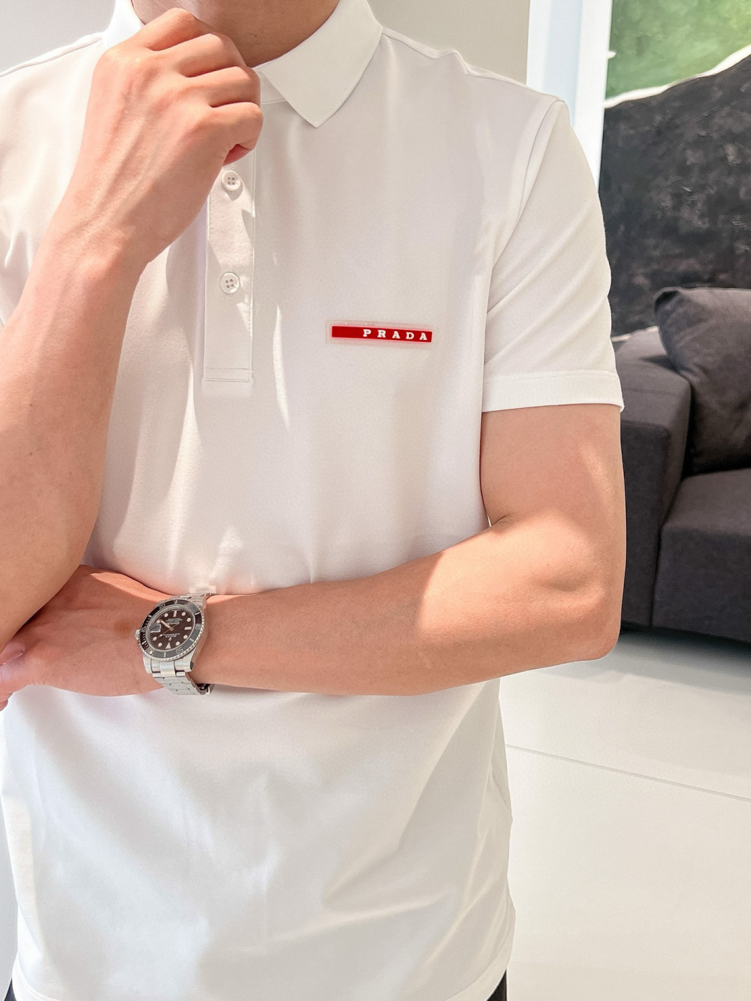 26新品【Prada】黑、白色，来自意大利知名的奢侈品牌。其独特天赋在于对新创意的不懈追求，不仅能够预测