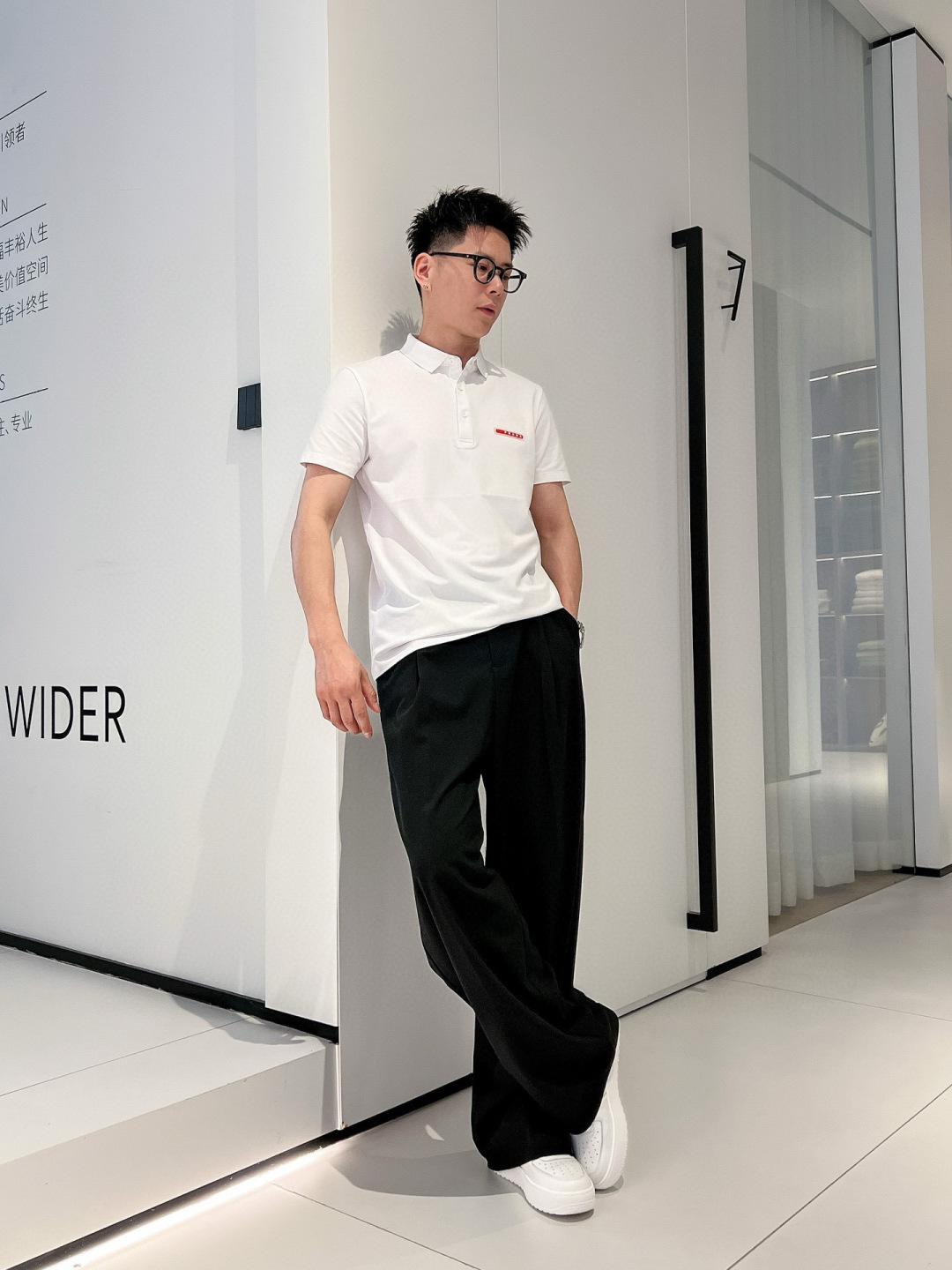 26新品【Prada】黑、白色，来自意大利知名的奢侈品牌。其独特天赋在于对新创意的不懈追求，不仅能够预测