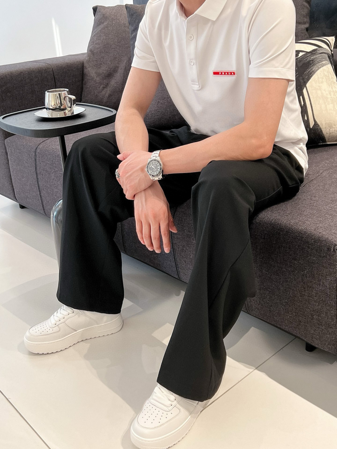 26新品【Prada】黑、白色，来自意大利知名的奢侈品牌。其独特天赋在于对新创意的不懈追求，不仅能够预测