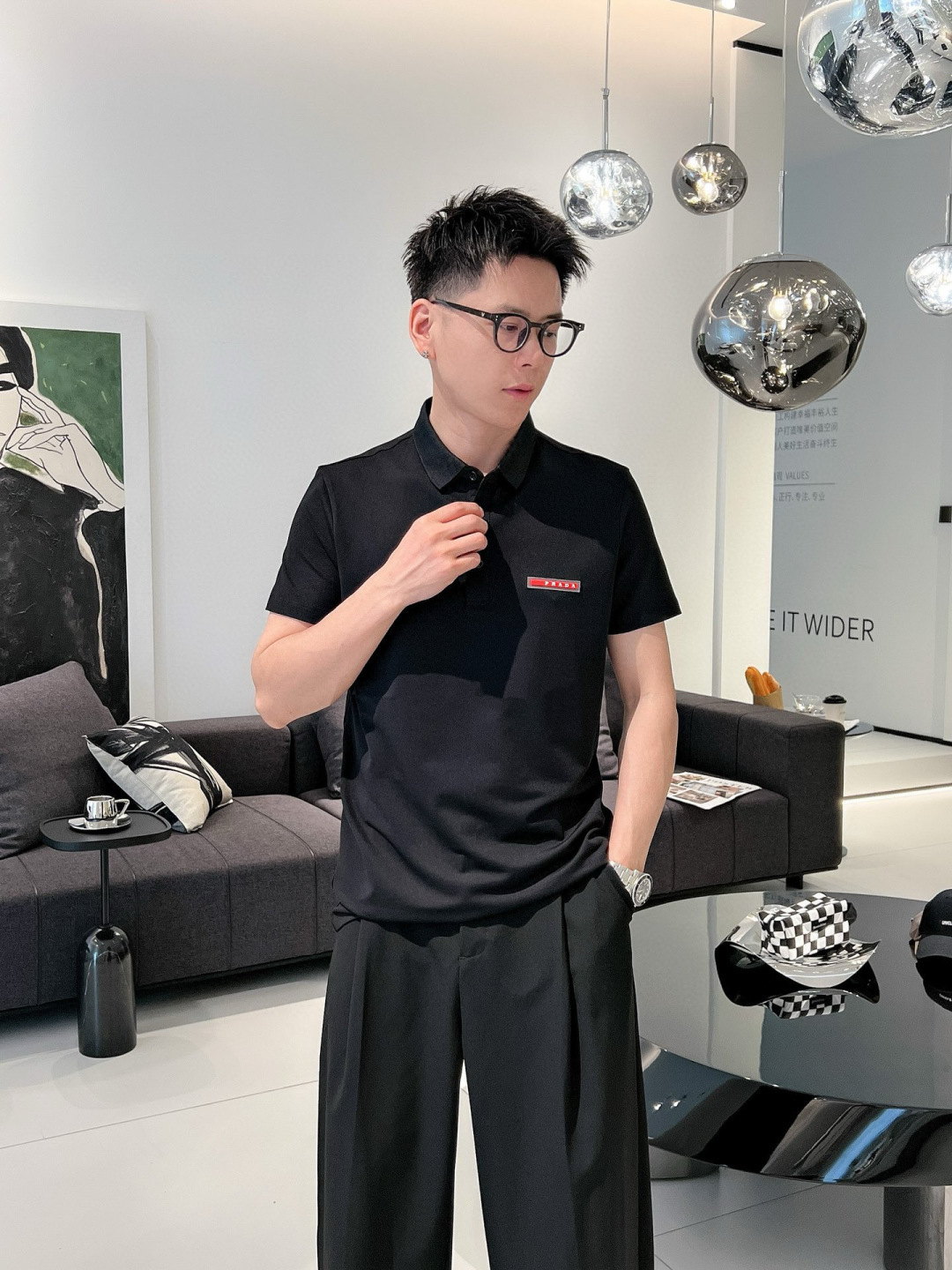 26新品【Prada】黑、白色，来自意大利知名的奢侈品牌。其独特天赋在于对新创意的不懈追求，不仅能够预测