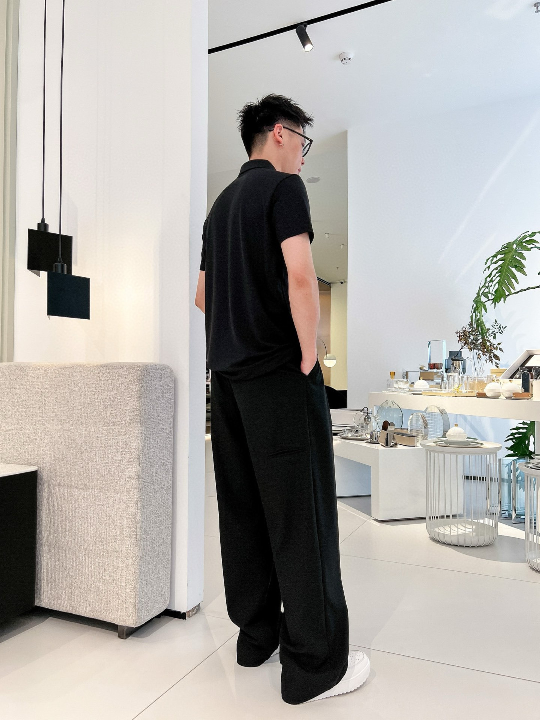 26新品【Prada】黑、白色，来自意大利知名的奢侈品牌。其独特天赋在于对新创意的不懈追求，不仅能够预测