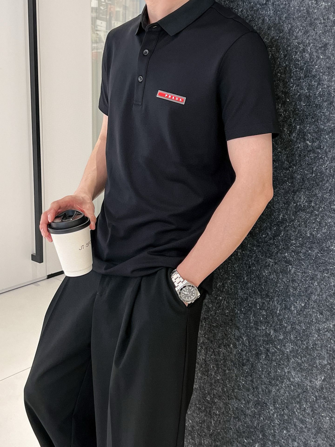 26新品【Prada】黑、白色，来自意大利知名的奢侈品牌。其独特天赋在于对新创意的不懈追求，不仅能够预测