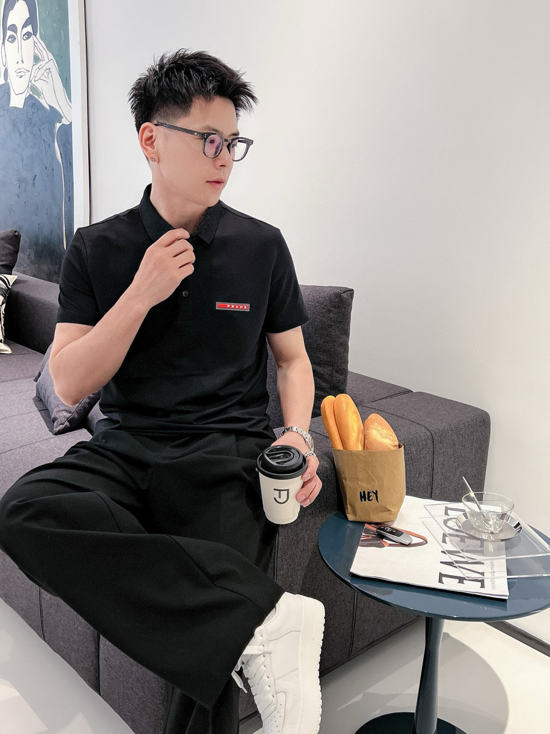 26新品【Prada】黑、白色，来自意大利知名的奢侈品牌。其独特天赋在于对新创意的不懈追求，不仅能够预测