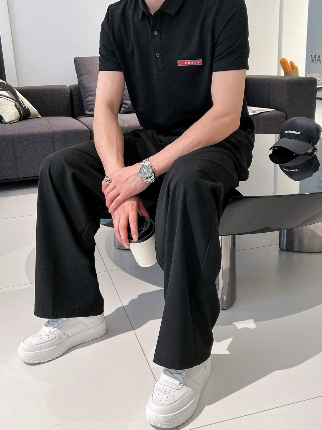 26新品【Prada】黑、白色，来自意大利知名的奢侈品牌。其独特天赋在于对新创意的不懈追求，不仅能够预测