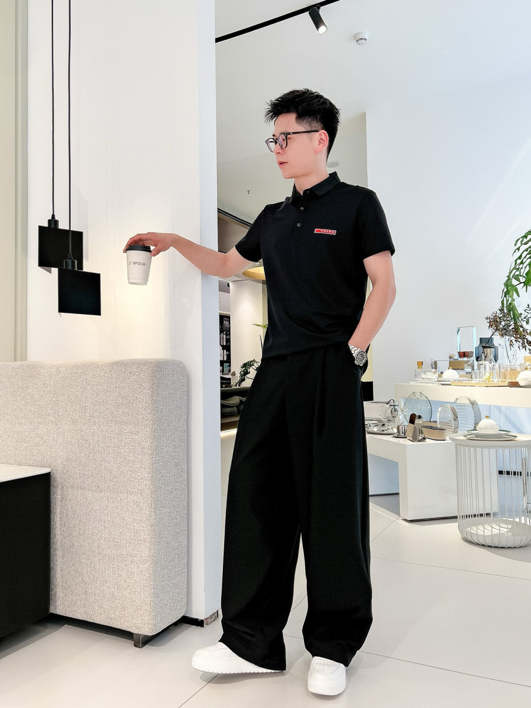 26新品【Prada】黑、白色，来自意大利知名的奢侈品牌。其独特天赋在于对新创意的不懈追求，不仅能够预测