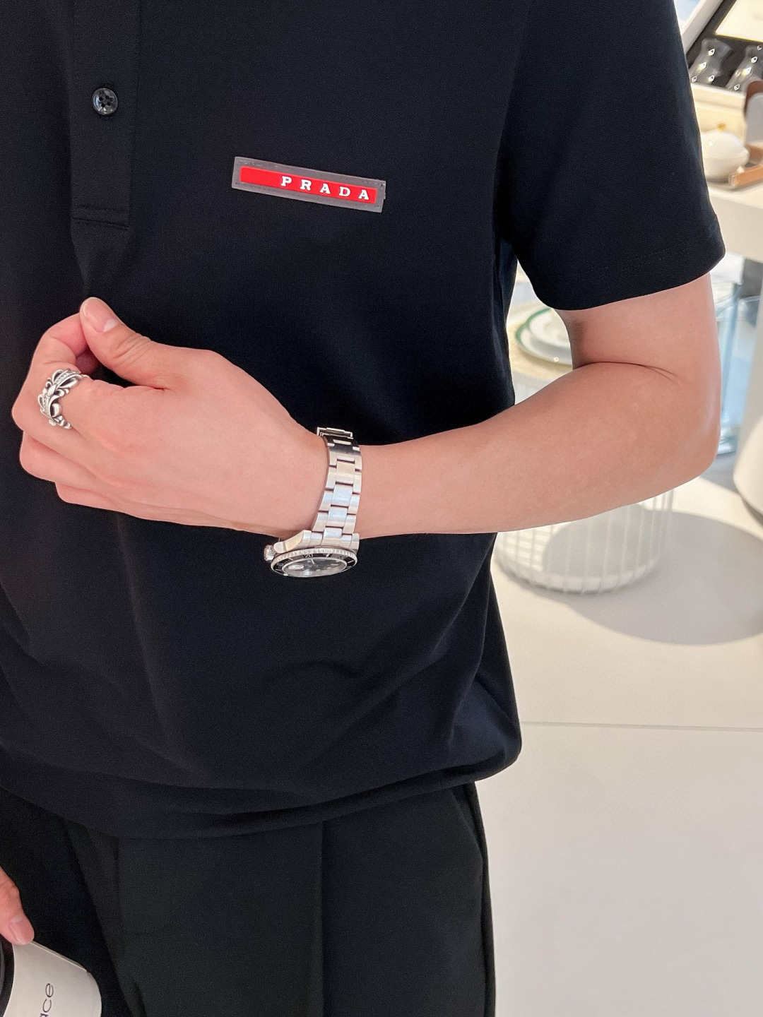 26新品【Prada】黑、白色，来自意大利知名的奢侈品牌。其独特天赋在于对新创意的不懈追求，不仅能够预测