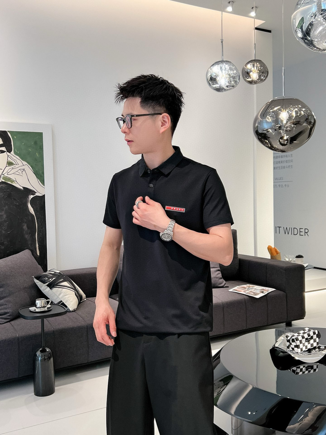 26新品【Prada】黑、白色，来自意大利知名的奢侈品牌。其独特天赋在于对新创意的不懈追求，不仅能够预测