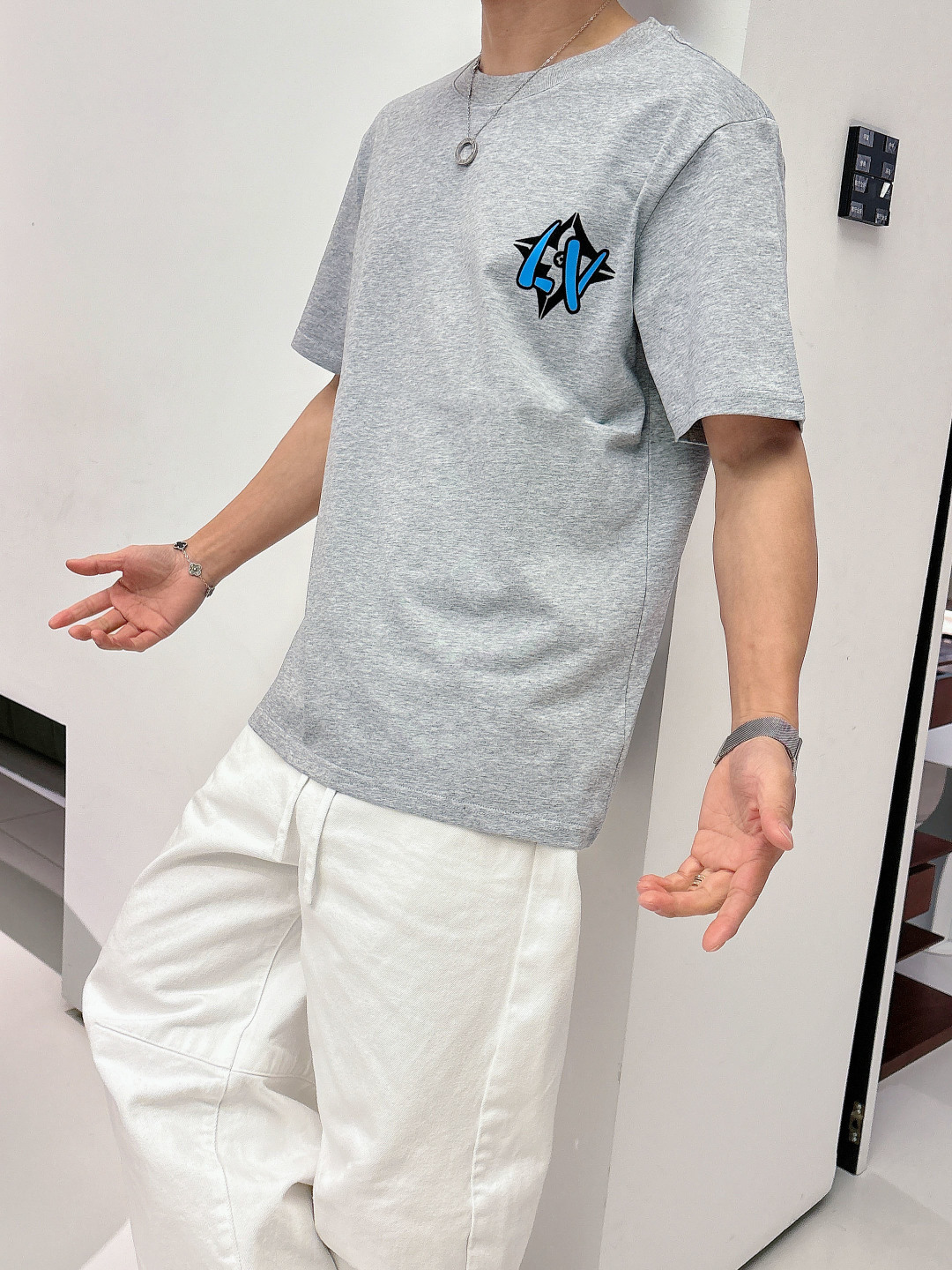 NO:736752,2026SS new donkey brand lv men's new round neck short sleeves, Hong Kong foreign company channel goods, heavy high-end products, high luxury platinum level single products, 26 years of official counter new products, limited sales in Europe!  The vision is quite elegant and fashionable, the recognition is quite distinct, retro and fashionable, very refined and high-end, perfectly flaunting the brand identity, and full of charm. From the main fabric to the detailed craftsmanship, everything shows the ingenuity of fashion, interpreting the essence of fashion to the extreme!  We provide customers with high-grade imported custom-woven fabrics for ready-made garments, which have perfect combination of comfort and breathability. The tactile experience is self-evident, and you can enjoy the ultimate luxury!  Familiar color matching, excellent compatibility, full of luxury and temperament on the upper body, full of style. Sizes S-2XL (the higher version has a turtle back on the back), louis vuitton, louis vuitton, T-shirt,198609092026SS新品驴牌lv男士新款圆领短袖,香港洋行渠道货,重磅高端臻品,高奢品鉴白金级单品,26年官柜新品,欧洲区域限量售卖款！视觉相当雅致时髦,辨识度颇为鲜明,复古且时髦,非常精致而高级,完美标榜了品牌身份,细品韵味十足,从主体面料到细节工艺,无一不彰显时装的匠心所在,将时装的精髓阐释到极致！客供高级进口成衣定织面料,舒适性与透气性完美兼备,触感体验不言而喻,奢华极致享受！轻熟的配色,兼容性优越,上身满满的奢贵感和气质感,型款十足.尺码S-2XL（高版本背后有龟背）,,louis vuitton,louis vuitton,T-shirt,,Men's clothing