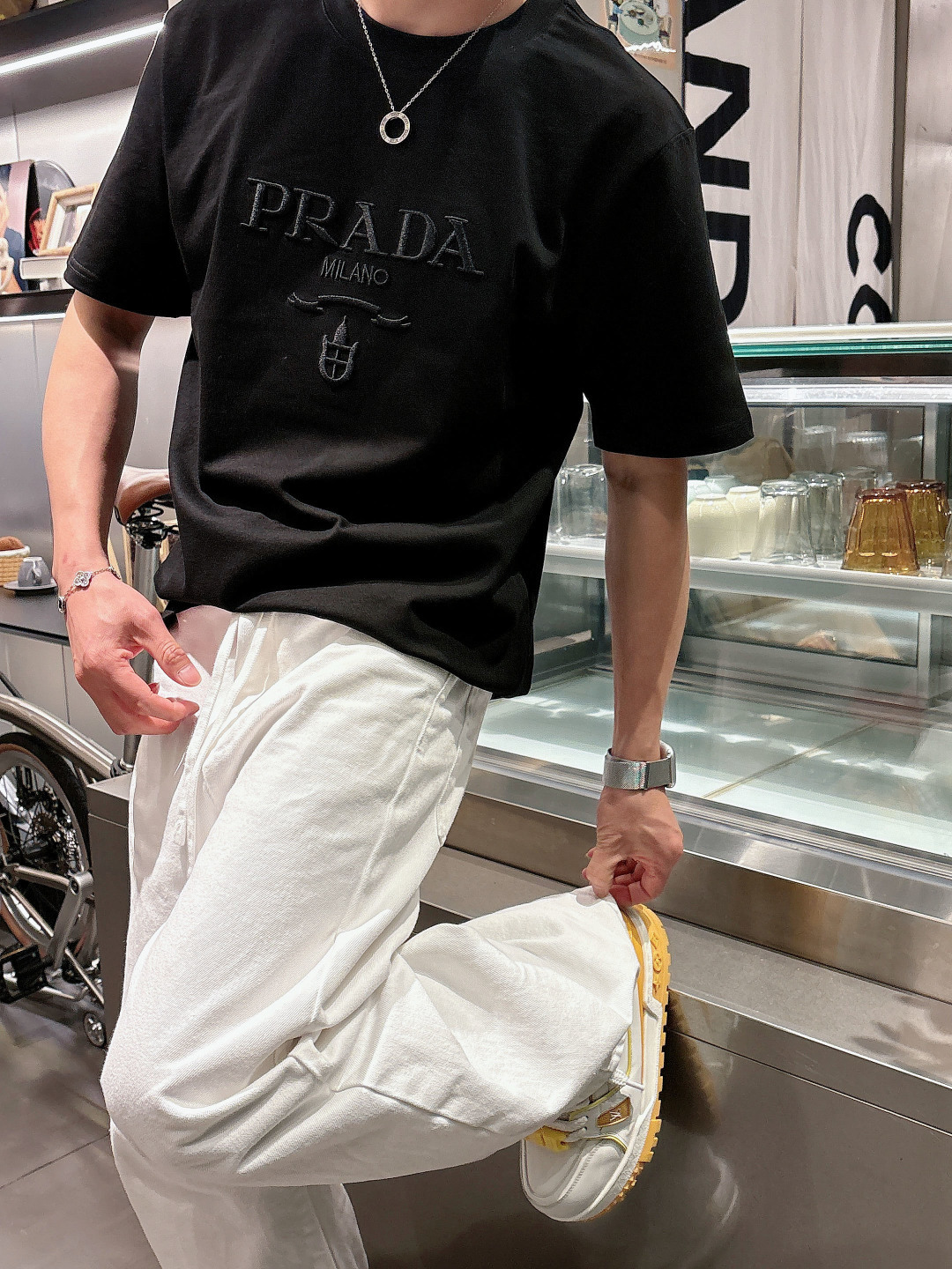 Pra春夏经典字母刺绣短袖T恤，极简基础款风格设计承载简约华美格调，表达品牌重释基础单品并赋予新颖内涵的