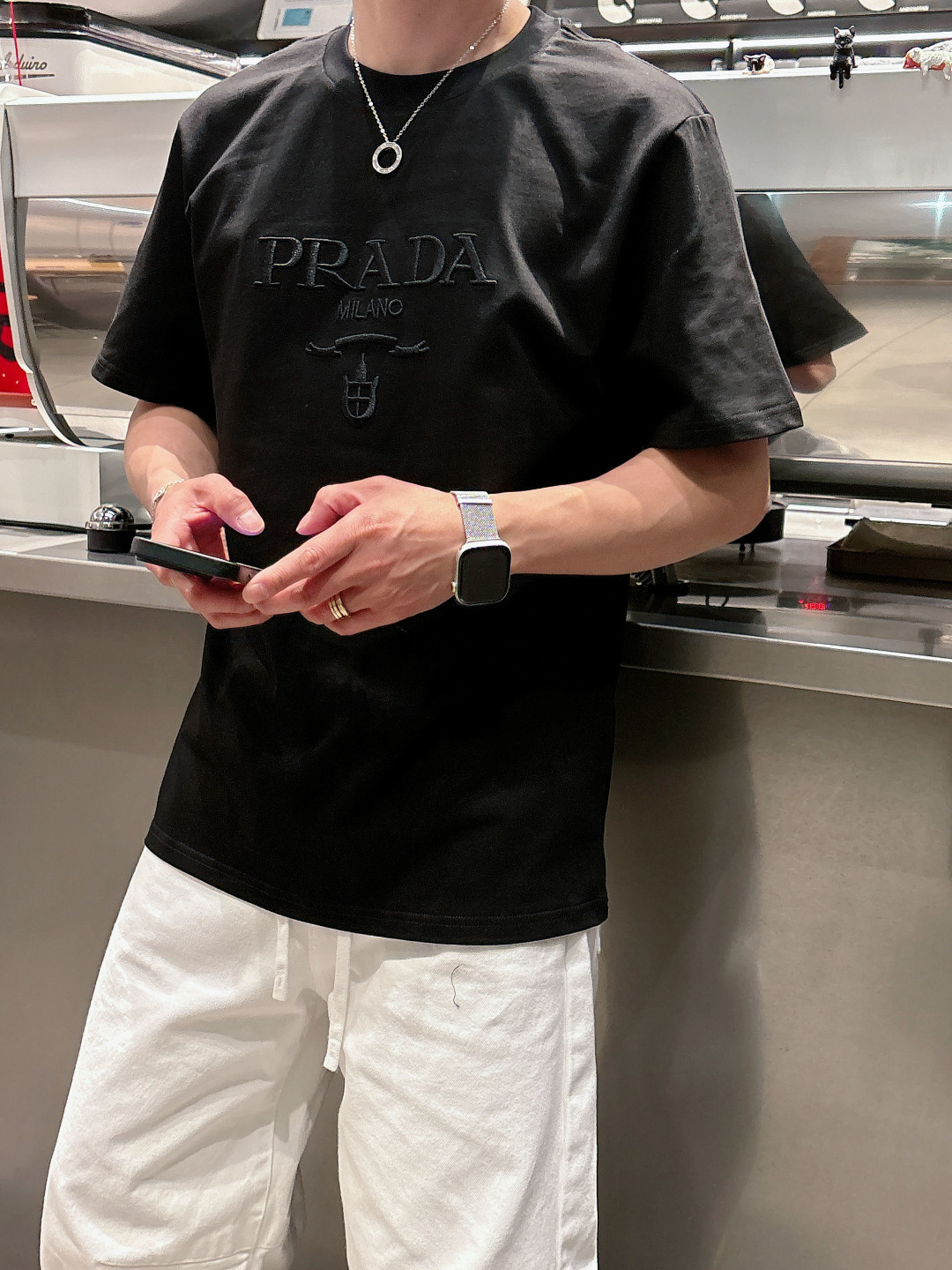 Pra春夏经典字母刺绣短袖T恤，极简基础款风格设计承载简约华美格调，表达品牌重释基础单品并赋予新颖内涵的