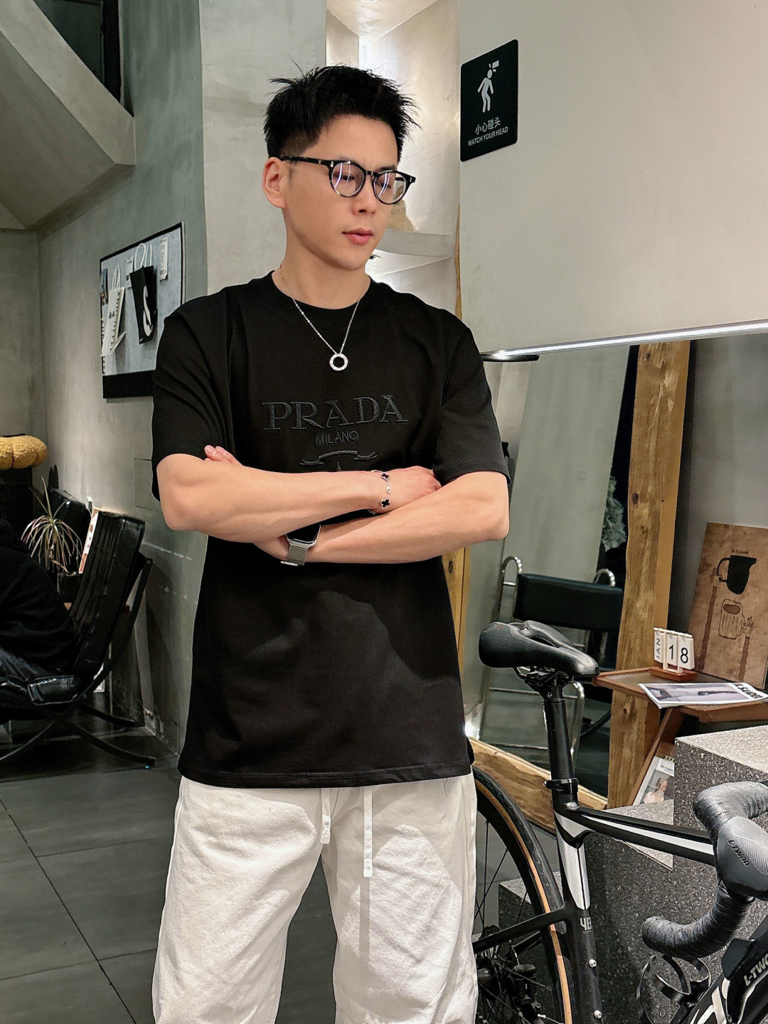 NO:736719,Pra spring and summer classic letter embroidered short-sleeved T-shirt, minimalist basic style design carries simple and gorgeous style, expressing the brand's attitude and pursuit of reinterpreting basic items and giving them novel connotations. Customized fabrics; black and white, size S-2XL, prada, T-shirt, tees, t-shirt,19860909Pra春夏经典字母刺绣短袖T恤,极简基础款风格设计承载简约华美格调,表达品牌重释基础单品并赋予新颖内涵的态度与追求.定制面料；黑色 白色 码数S-2XL,,prada,T-shirt,tees，t-shirt,,Men's clothing