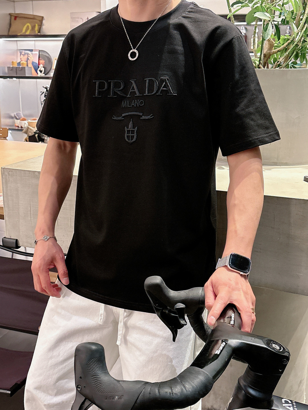 Pra春夏经典字母刺绣短袖T恤，极简基础款风格设计承载简约华美格调，表达品牌重释基础单品并赋予新颖内涵的