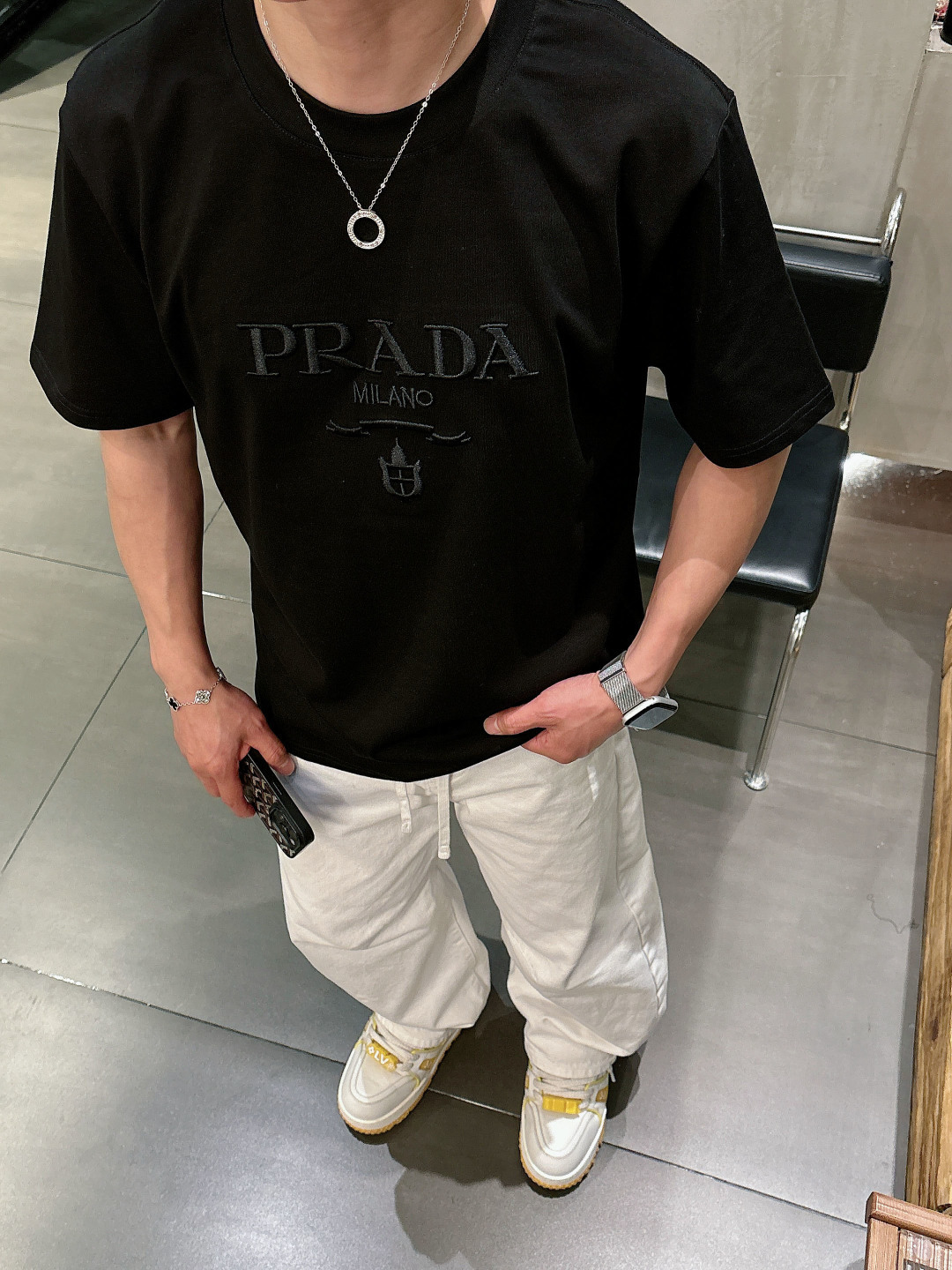 Pra春夏经典字母刺绣短袖T恤，极简基础款风格设计承载简约华美格调，表达品牌重释基础单品并赋予新颖内涵的