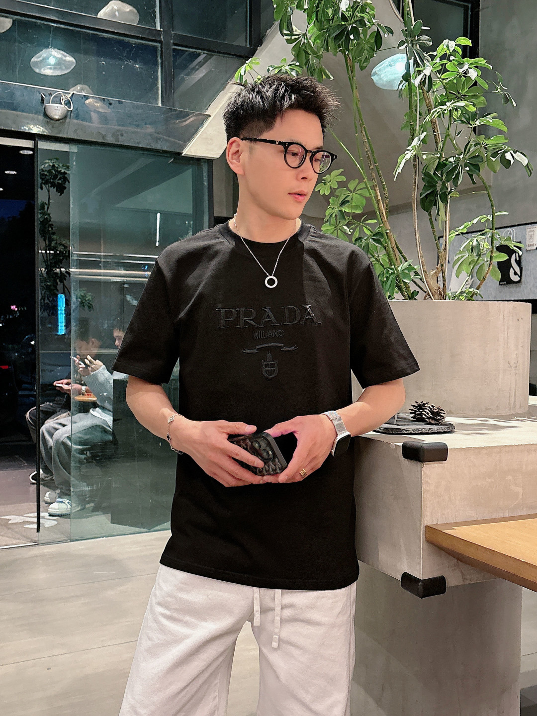 Pra春夏经典字母刺绣短袖T恤，极简基础款风格设计承载简约华美格调，表达品牌重释基础单品并赋予新颖内涵的