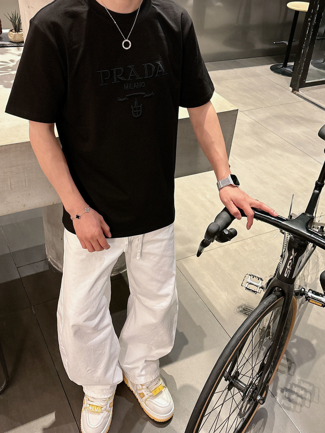 Pra春夏经典字母刺绣短袖T恤，极简基础款风格设计承载简约华美格调，表达品牌重释基础单品并赋予新颖内涵的