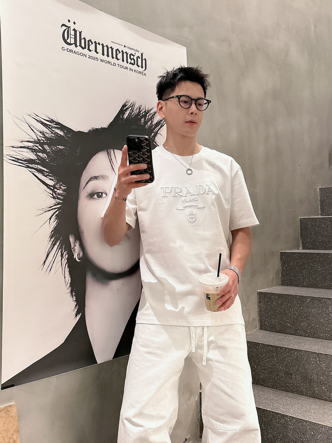 Pra春夏经典字母刺绣短袖T恤，极简基础款风格设计承载简约华美格调，表达品牌重释基础单品并赋予新颖内涵的