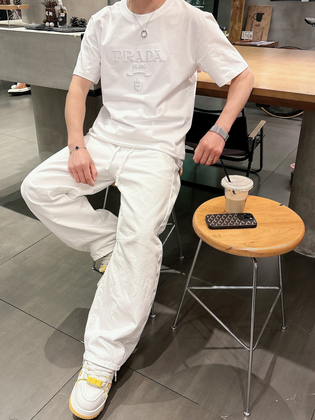 Pra春夏经典字母刺绣短袖T恤，极简基础款风格设计承载简约华美格调，表达品牌重释基础单品并赋予新颖内涵的