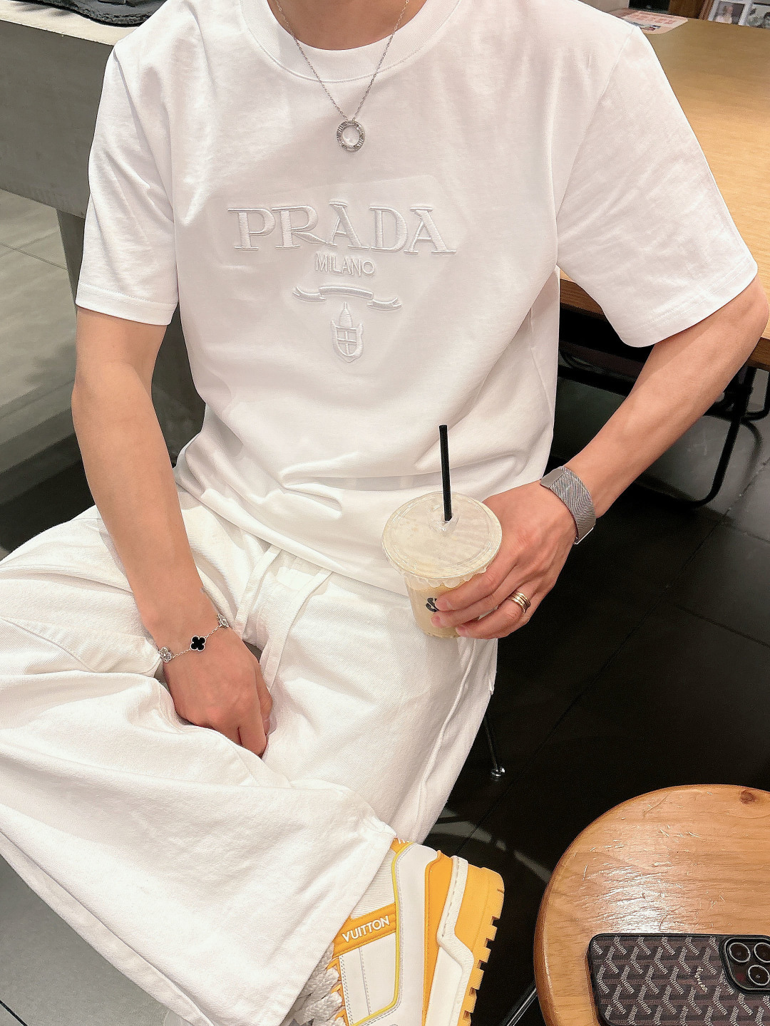 Pra春夏经典字母刺绣短袖T恤，极简基础款风格设计承载简约华美格调，表达品牌重释基础单品并赋予新颖内涵的